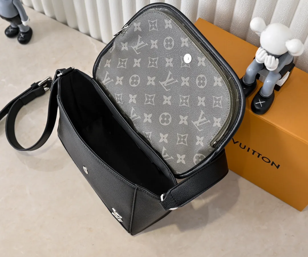 💰240💰Upgraded from the original M12681 M12806 M12636 This Pulse messenger bag is exquisitely constructed with Monogram Eclipse canvas and equipped with a cord zipper puller for the outer pocket on the flap. The magnetic closure makes it easy to access items, and the leather shoulder strap can be adjusted using the side loops, making it ideal for shoulder or cross-body wear. 26.6 x 17.0 x 11.0 cm (length x height x width)