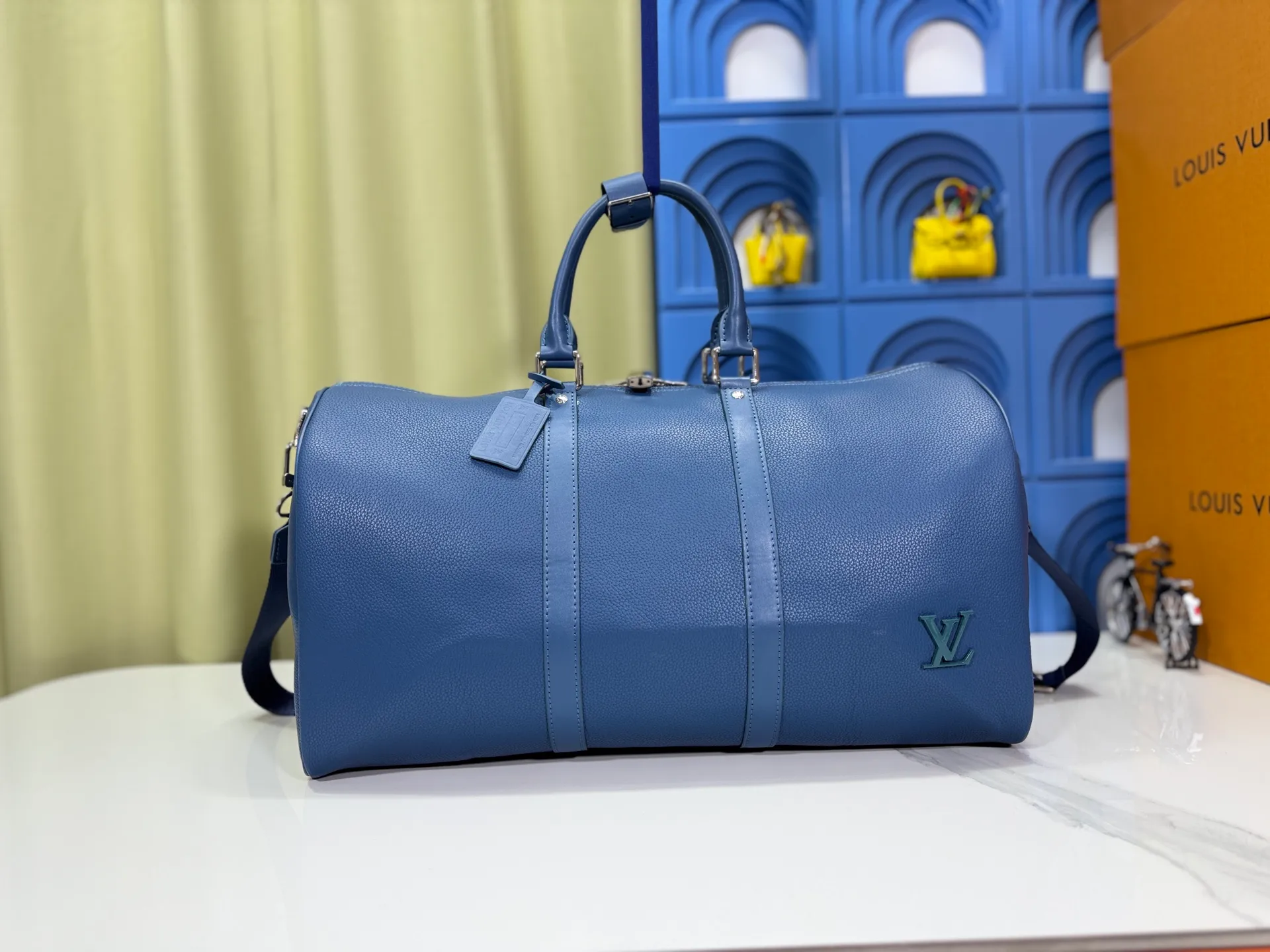 P340 M57088 M21536 Upgraded original version This keepall bandouliere 50 travel bag is made of monogram shadow leather with full monogram embossing and matte metal parts to achieve a minimalist design. The cabin luggage size is suitable for short trips. The keepall soft travel bag series was born in the 1930s and is as classic and elegant as ever. Dimensions: 50x 29 x 23 cm
