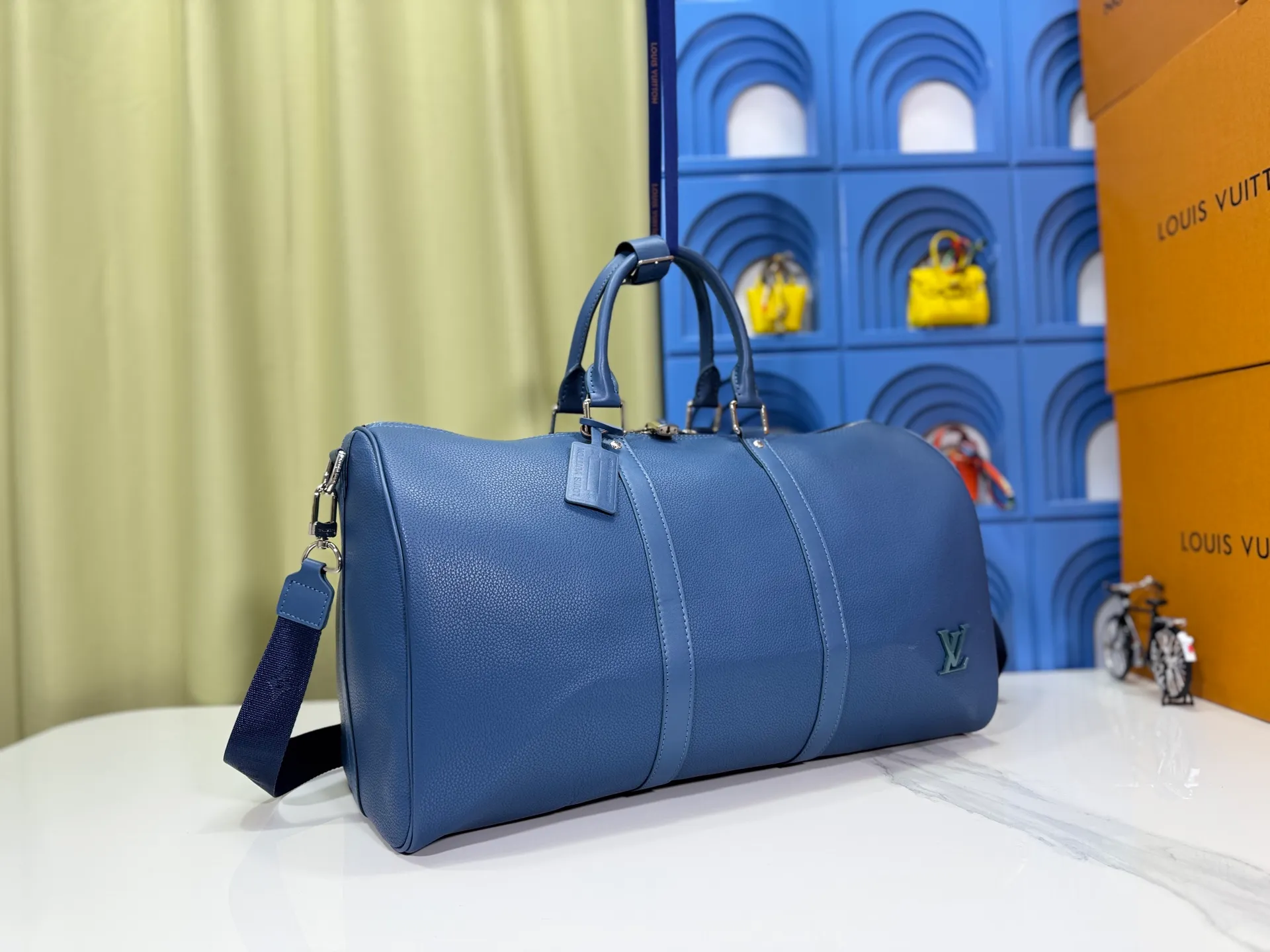 P340 M57088 M21536 Upgraded original version This keepall bandouliere 50 travel bag is made of monogram shadow leather with full monogram embossing and matte metal parts to achieve a minimalist design. The cabin luggage size is suitable for short trips. The keepall soft travel bag series was born in the 1930s and is as classic and elegant as ever. Dimensions: 50x 29 x 23 cm
