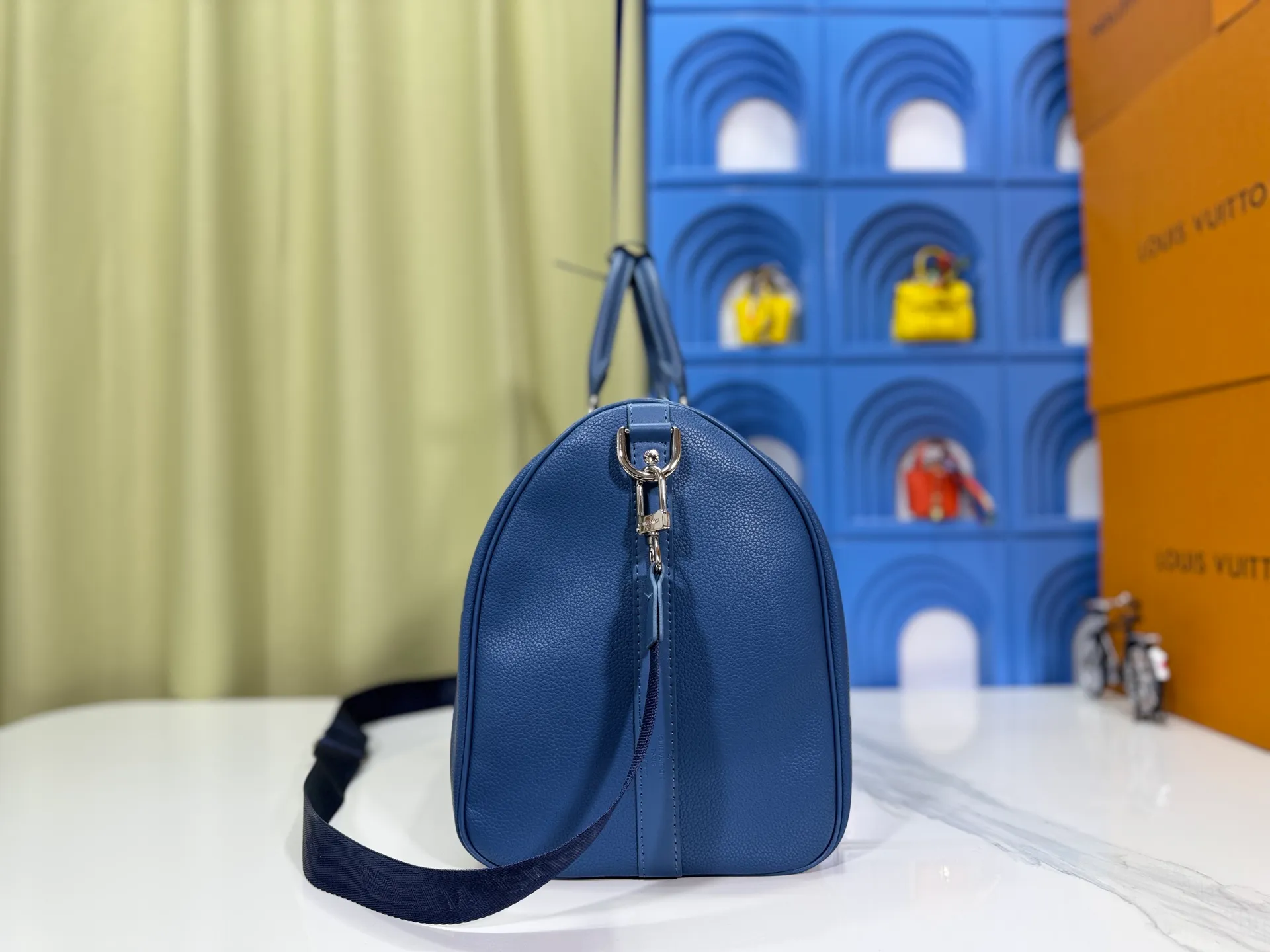 P340 M57088 M21536 Upgraded original version This keepall bandouliere 50 travel bag is made of monogram shadow leather with full monogram embossing and matte metal parts to achieve a minimalist design. The cabin luggage size is suitable for short trips. The keepall soft travel bag series was born in the 1930s and is as classic and elegant as ever. Dimensions: 50x 29 x 23 cm