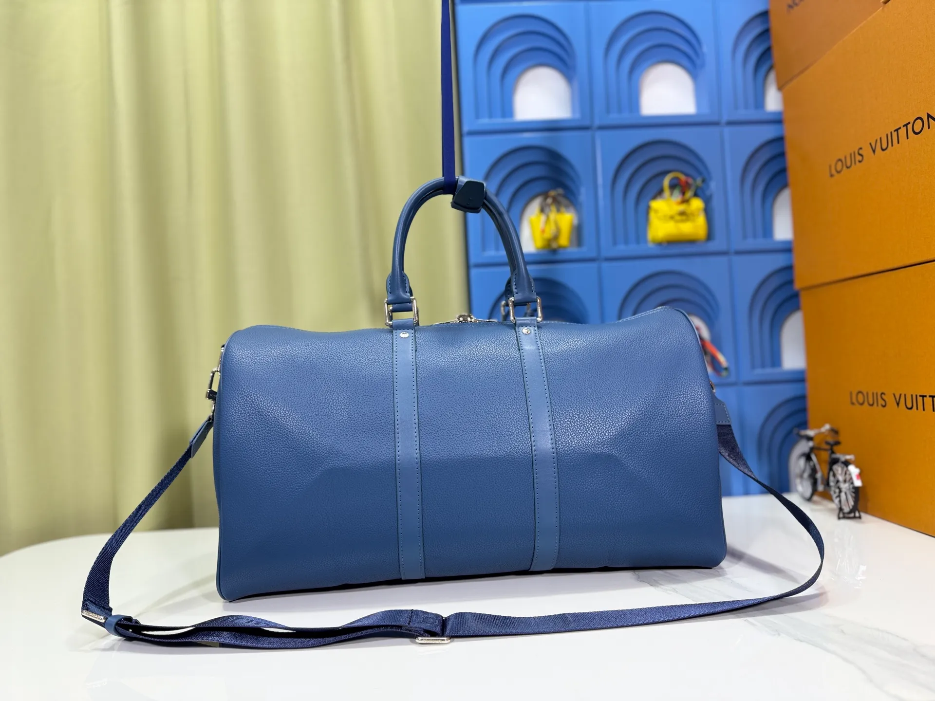 P340 M57088 M21536 Upgraded original version This keepall bandouliere 50 travel bag is made of monogram shadow leather with full monogram embossing and matte metal parts to achieve a minimalist design. The cabin luggage size is suitable for short trips. The keepall soft travel bag series was born in the 1930s and is as classic and elegant as ever. Dimensions: 50x 29 x 23 cm
