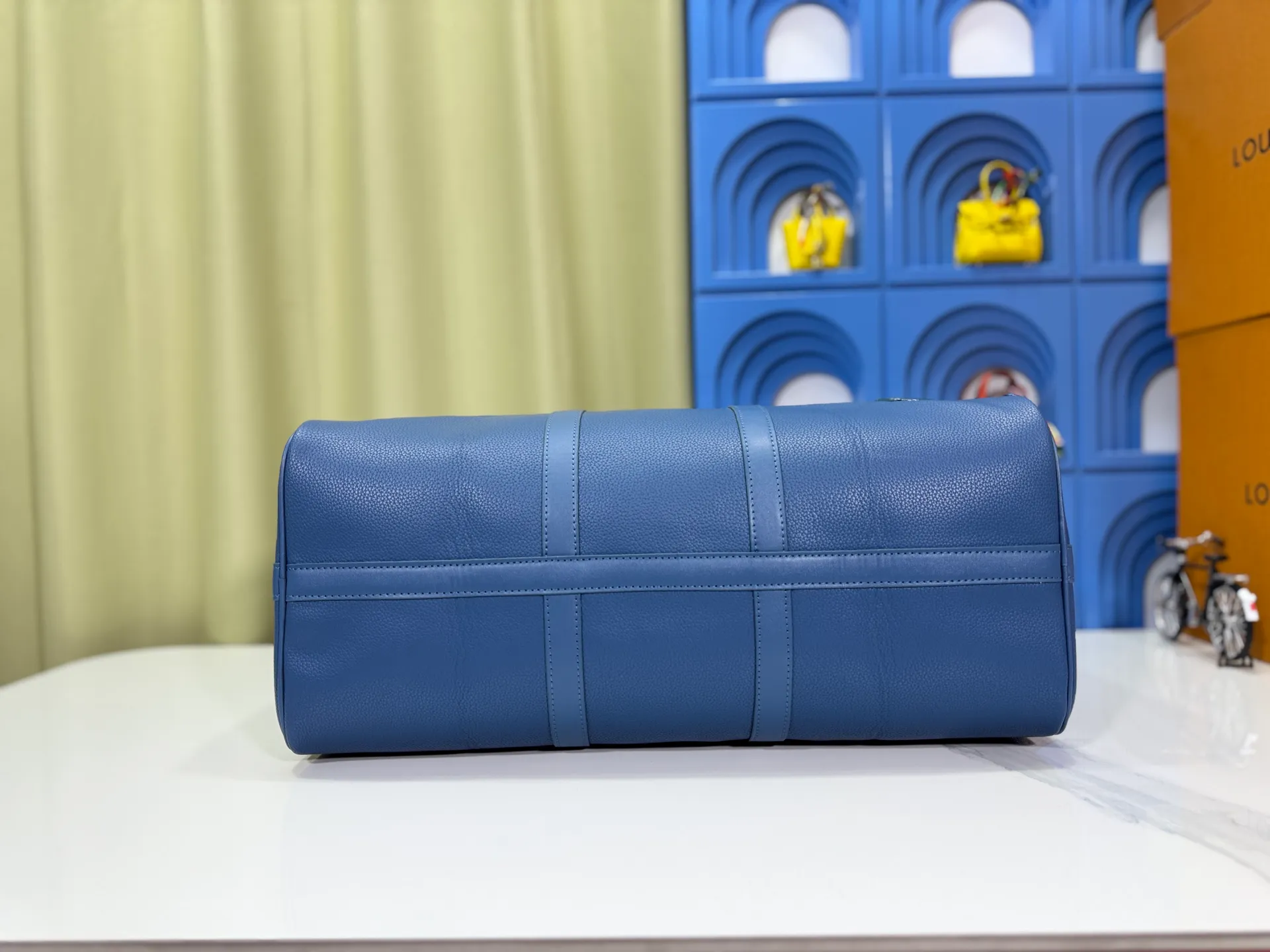 P340 M57088 M21536 Upgraded original version This keepall bandouliere 50 travel bag is made of monogram shadow leather with full monogram embossing and matte metal parts to achieve a minimalist design. The cabin luggage size is suitable for short trips. The keepall soft travel bag series was born in the 1930s and is as classic and elegant as ever. Dimensions: 50x 29 x 23 cm