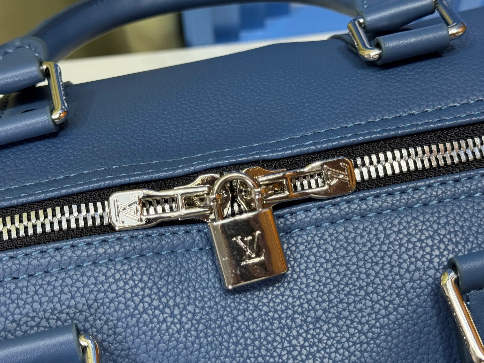 P340 M57088 M21536 Upgraded original version This keepall bandouliere 50 travel bag is made of monogram shadow leather with full monogram embossing and matte metal parts to achieve a minimalist design. The cabin luggage size is suitable for short trips. The keepall soft travel bag series was born in the 1930s and is as classic and elegant as ever. Dimensions: 50x 29 x 23 cm