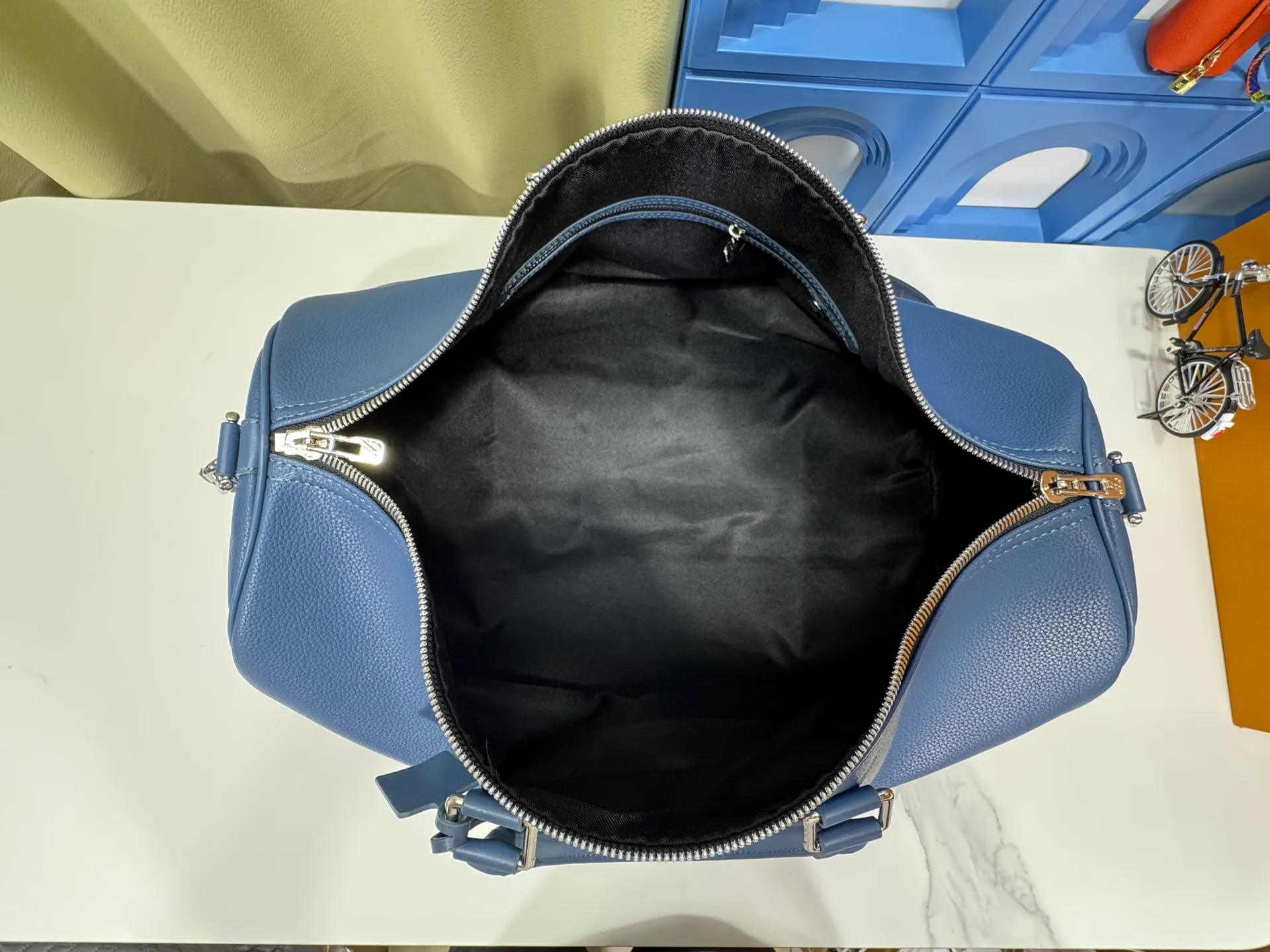 P340 M57088 M21536 Upgraded original version This keepall bandouliere 50 travel bag is made of monogram shadow leather with full monogram embossing and matte metal parts to achieve a minimalist design. The cabin luggage size is suitable for short trips. The keepall soft travel bag series was born in the 1930s and is as classic and elegant as ever. Dimensions: 50x 29 x 23 cm