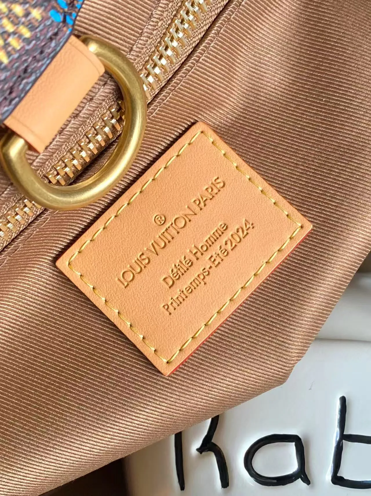 💰1100 Top Original N00192 Shopper Tote handbag design is inspired by Louis Vuitton's classic shopping bag, characterized by the same clean lines and contrasting Louis Vuitton letter logo. Crafted from LVers Damier Ebene coated canvas, this bag features Pharrell Williams' colorful reinterpretation of the Damier pattern (inspired by a classic design created by Georges Vuitton in 1888). Two top handles and a detachable shoulder strap provide a flexible carrying method that combines practicality with unique charm. Dimensions: 32 x 16 x 40 cm