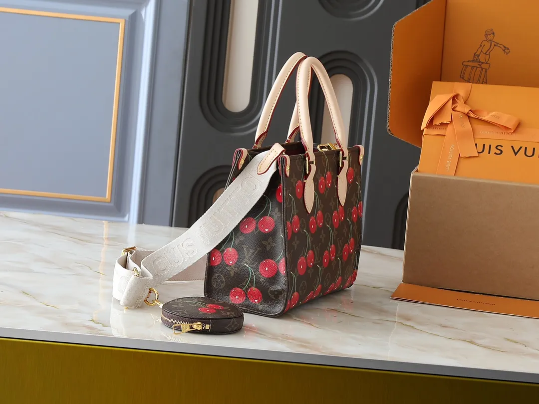 💰260💰Upgraded original version 🔥New style🔥M45659 M46373 M44571 This small OnTheGo handbag is made of Monogram and Monogram Reverse canvas, with the Monogram Giant pattern embellished on it. The Toron handle and the jacquard textured shoulder strap decorated with the brand's logo create a visual contrast, and the detachable coin bag is suitable for storing change or small items. It combines fashionable charm with various functions, making it a good daily companion. 25.0 x 19.0 x 11.5 cm (length x height x width)