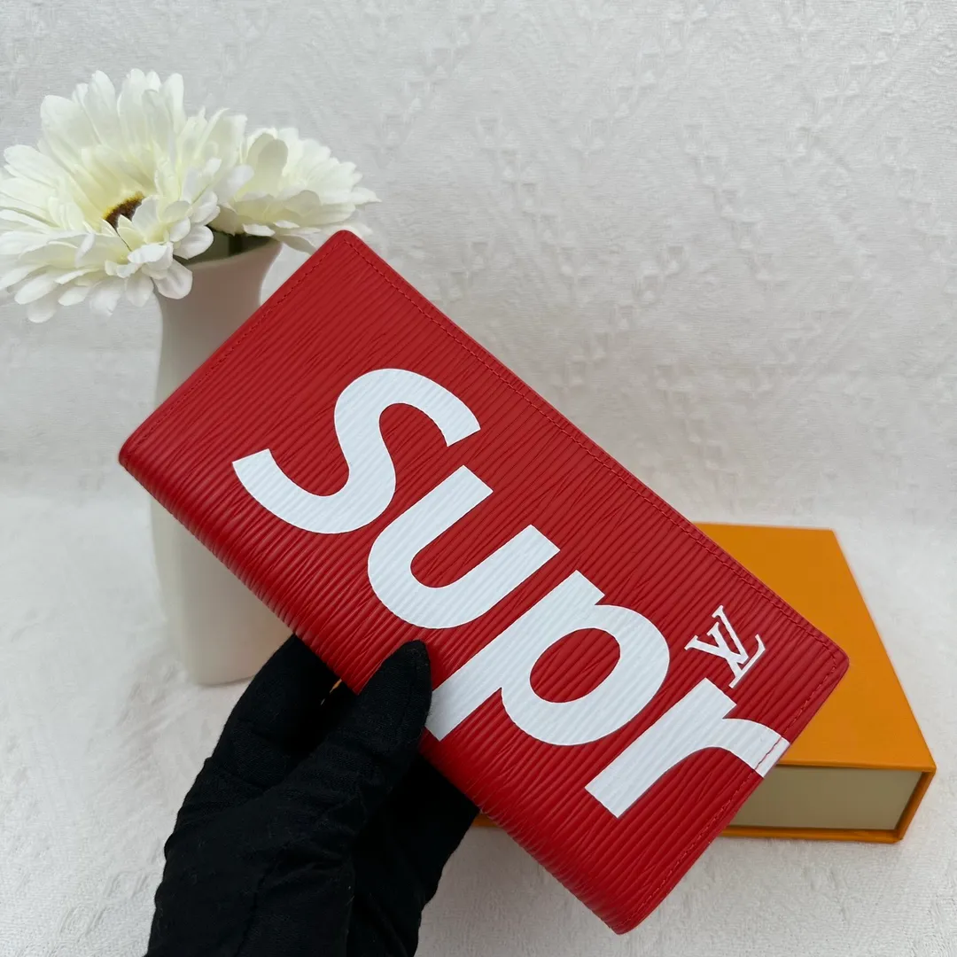 P106 Top Original M67540 This long wraparound zip wallet made of Epi leather is the ideal travel companion. Not only is it shiny and beautiful, it can easily hold credit cards, bills, change, banknotes, a checkbook and a pen all at once. The collaboration between LV and Supreme has caused a buying craze. Supreme is an American street fashion brand founded by James Jebbia in 1994. It is mainly based on skateboarding and hip-hop culture. The LV water ripple long zipper wallet has an excellent feel and is durable. It is made of top-grade cowhide material, full of vitality and ten times more attractive.