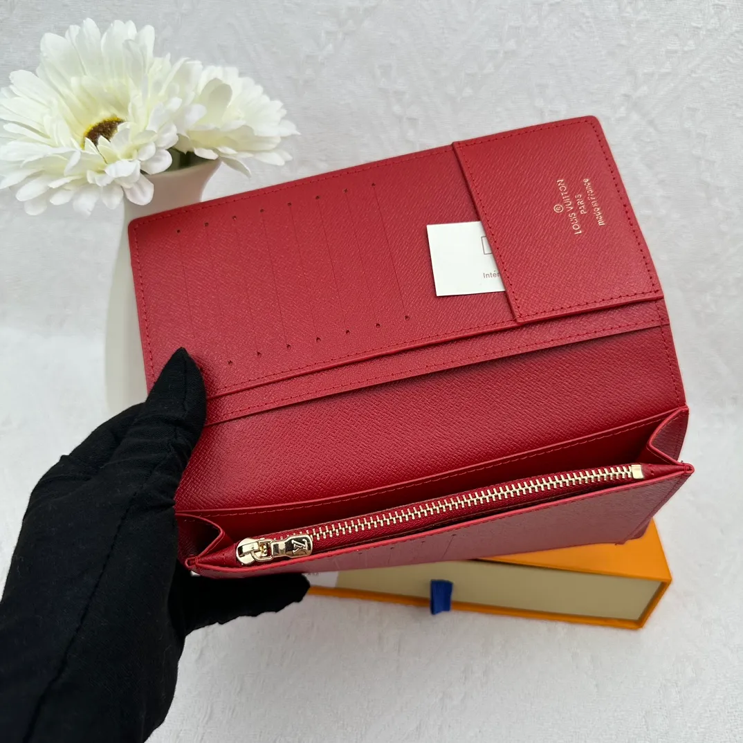 P106 Top Original M67540 This long wraparound zip wallet made of Epi leather is the ideal travel companion. Not only is it shiny and beautiful, it can easily hold credit cards, bills, change, banknotes, a checkbook and a pen all at once. The collaboration between LV and Supreme has caused a buying craze. Supreme is an American street fashion brand founded by James Jebbia in 1994. It is mainly based on skateboarding and hip-hop culture. The LV water ripple long zipper wallet has an excellent feel and is durable. It is made of top-grade cowhide material, full of vitality and ten times more attractive.