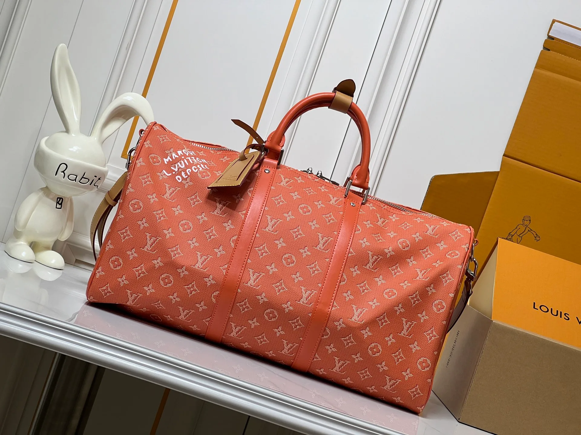 Batch 400💰M26868 Plum Red 45cm M26864 Blue 50cm M26865 Orange 50cm M26866 Green 50cm This Keepall Bandouliere50 travel bag is made of Monogram Heritage canvas dip-dyed in colorful colors, with cow leather trim, leather shoulder straps, removable leather nameplate and cotton lining. The Marque L.Vuitton Deposee logo pays tribute to Louis Vuitton’s long heritage. 29x23x50 cm (HxWxL) MonogramHeritage coated canvas Cow leather trim Fabric lining Metal hardware Carry-on baggage dimensions Double zipper closure Padlock Removable designer zipper Interior pocket Handles: Double handle