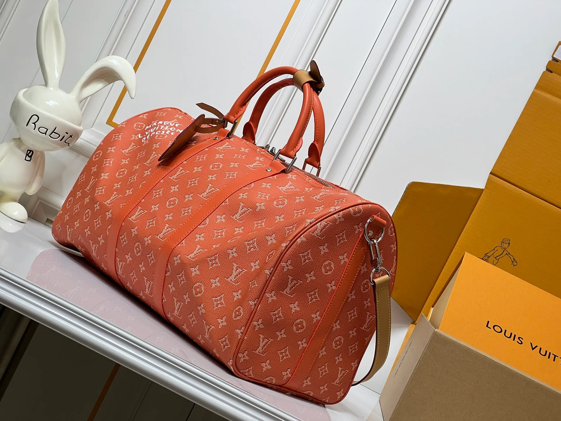 Batch 400💰M26868 Plum Red 45cm M26864 Blue 50cm M26865 Orange 50cm M26866 Green 50cm This Keepall Bandouliere50 travel bag is made of Monogram Heritage canvas dip-dyed in colorful colors, with cow leather trim, leather shoulder straps, removable leather nameplate and cotton lining. The Marque L.Vuitton Deposee logo pays tribute to Louis Vuitton’s long heritage. 29x23x50 cm (HxWxL) MonogramHeritage coated canvas Cow leather trim Fabric lining Metal hardware Carry-on baggage dimensions Double zipper closure Padlock Removable designer zipper Interior pocket Handles: Double handle