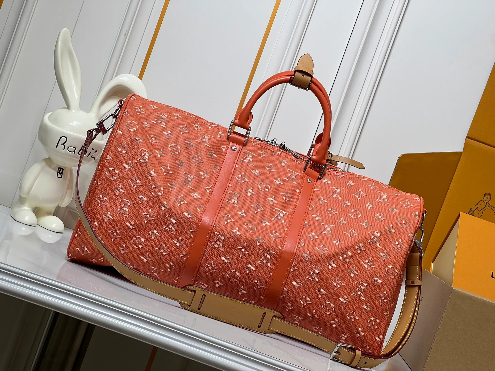 Batch 400💰M26868 Plum Red 45cm M26864 Blue 50cm M26865 Orange 50cm M26866 Green 50cm This Keepall Bandouliere50 travel bag is made of Monogram Heritage canvas dip-dyed in colorful colors, with cow leather trim, leather shoulder straps, removable leather nameplate and cotton lining. The Marque L.Vuitton Deposee logo pays tribute to Louis Vuitton’s long heritage. 29x23x50 cm (HxWxL) MonogramHeritage coated canvas Cow leather trim Fabric lining Metal hardware Carry-on baggage dimensions Double zipper closure Padlock Removable designer zipper Interior pocket Handles: Double handle
