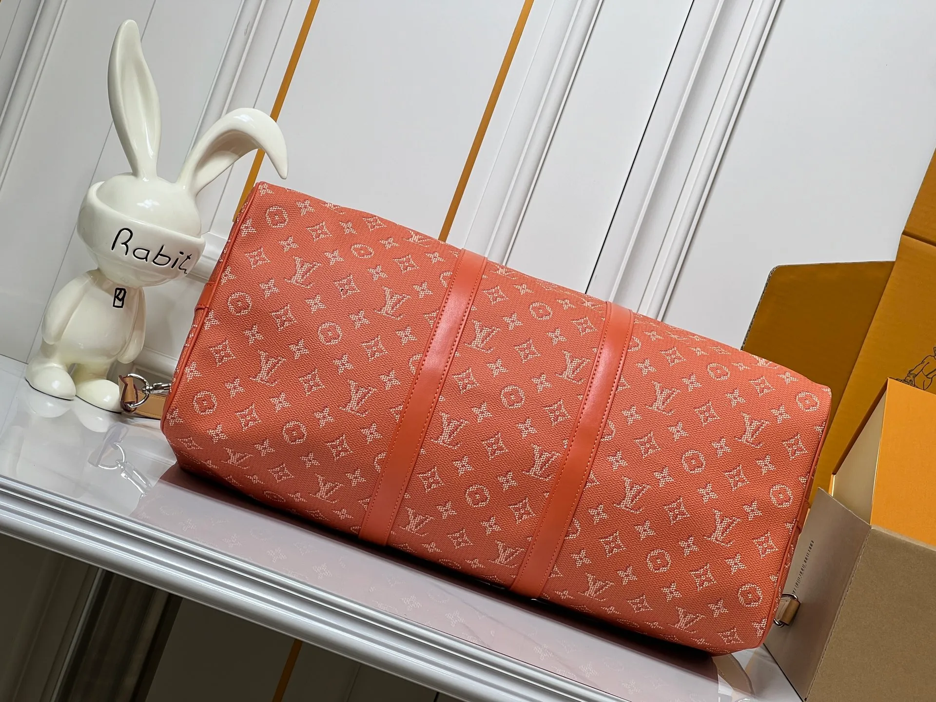 Batch 400💰M26868 Plum Red 45cm M26864 Blue 50cm M26865 Orange 50cm M26866 Green 50cm This Keepall Bandouliere50 travel bag is made of Monogram Heritage canvas dip-dyed in colorful colors, with cow leather trim, leather shoulder straps, removable leather nameplate and cotton lining. The Marque L.Vuitton Deposee logo pays tribute to Louis Vuitton’s long heritage. 29x23x50 cm (HxWxL) MonogramHeritage coated canvas Cow leather trim Fabric lining Metal hardware Carry-on baggage dimensions Double zipper closure Padlock Removable designer zipper Interior pocket Handles: Double handle