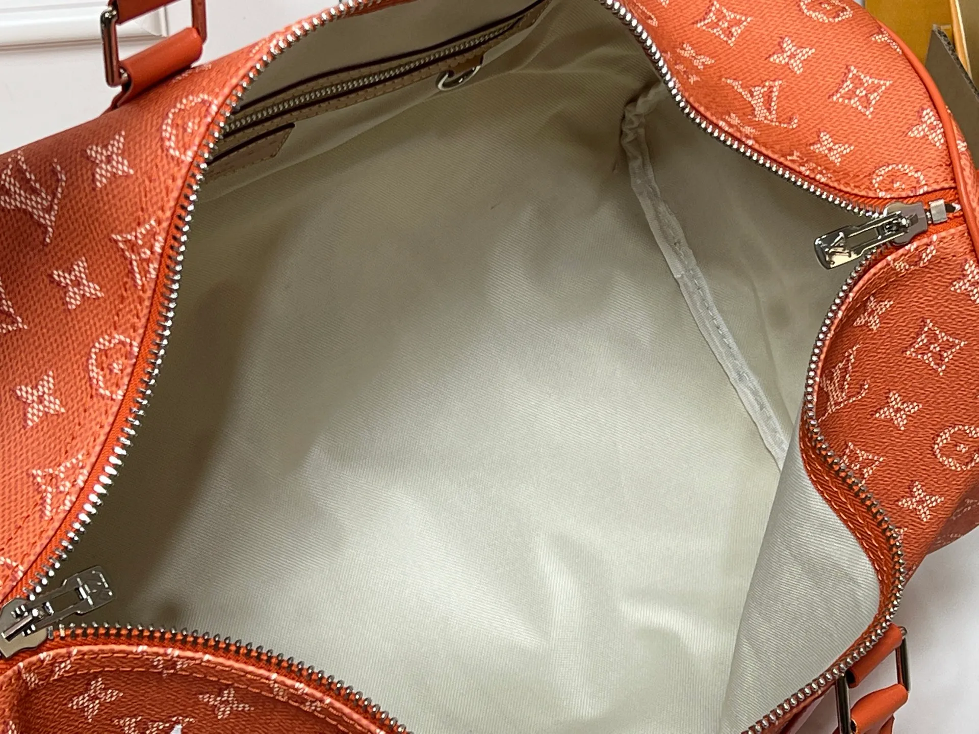 Batch 400💰M26868 Plum Red 45cm M26864 Blue 50cm M26865 Orange 50cm M26866 Green 50cm This Keepall Bandouliere50 travel bag is made of Monogram Heritage canvas dip-dyed in colorful colors, with cow leather trim, leather shoulder straps, removable leather nameplate and cotton lining. The Marque L.Vuitton Deposee logo pays tribute to Louis Vuitton’s long heritage. 29x23x50 cm (HxWxL) MonogramHeritage coated canvas Cow leather trim Fabric lining Metal hardware Carry-on baggage dimensions Double zipper closure Padlock Removable designer zipper Interior pocket Handles: Double handle