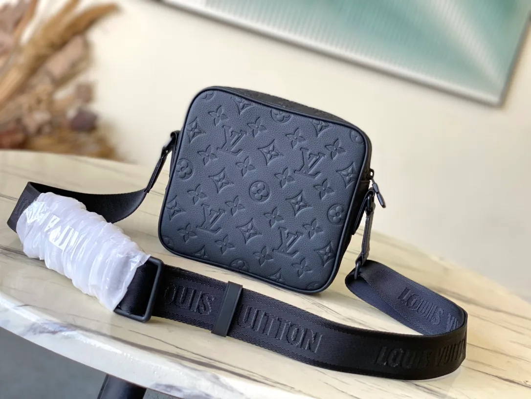 💰1100 (top-grain leather) top original order M12516 This Getaway messenger bag has the delicate Monogram embossing of Monogram Shadow leather, and its compact configuration allows for easy conversion between a messenger bag and a clutch. The front flap pocket is equipped with an LV metal buckle, and the wide adjustable fabric shoulder strap makes it easy to carry on the shoulder or cross-body. Dimensions: 18 × 17 × 7.8 cm