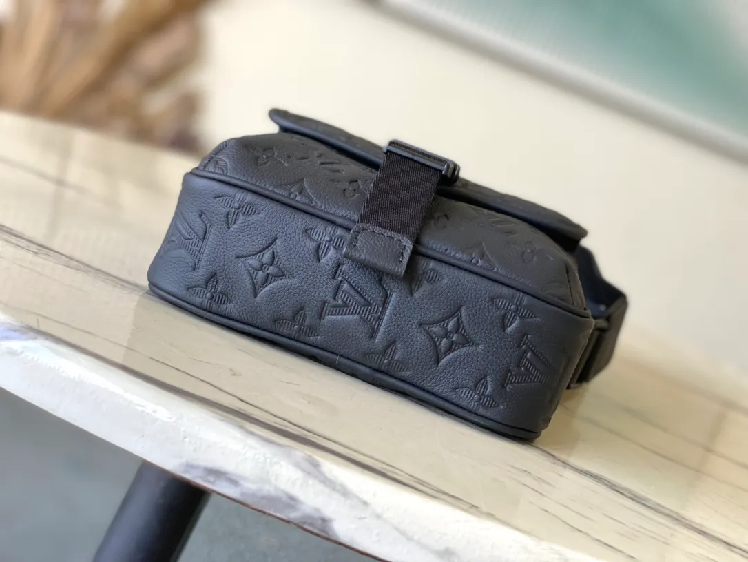 💰1100 (top-grain leather) top original order M12516 This Getaway messenger bag has the delicate Monogram embossing of Monogram Shadow leather, and its compact configuration allows for easy conversion between a messenger bag and a clutch. The front flap pocket is equipped with an LV metal buckle, and the wide adjustable fabric shoulder strap makes it easy to carry on the shoulder or cross-body. Dimensions: 18 × 17 × 7.8 cm