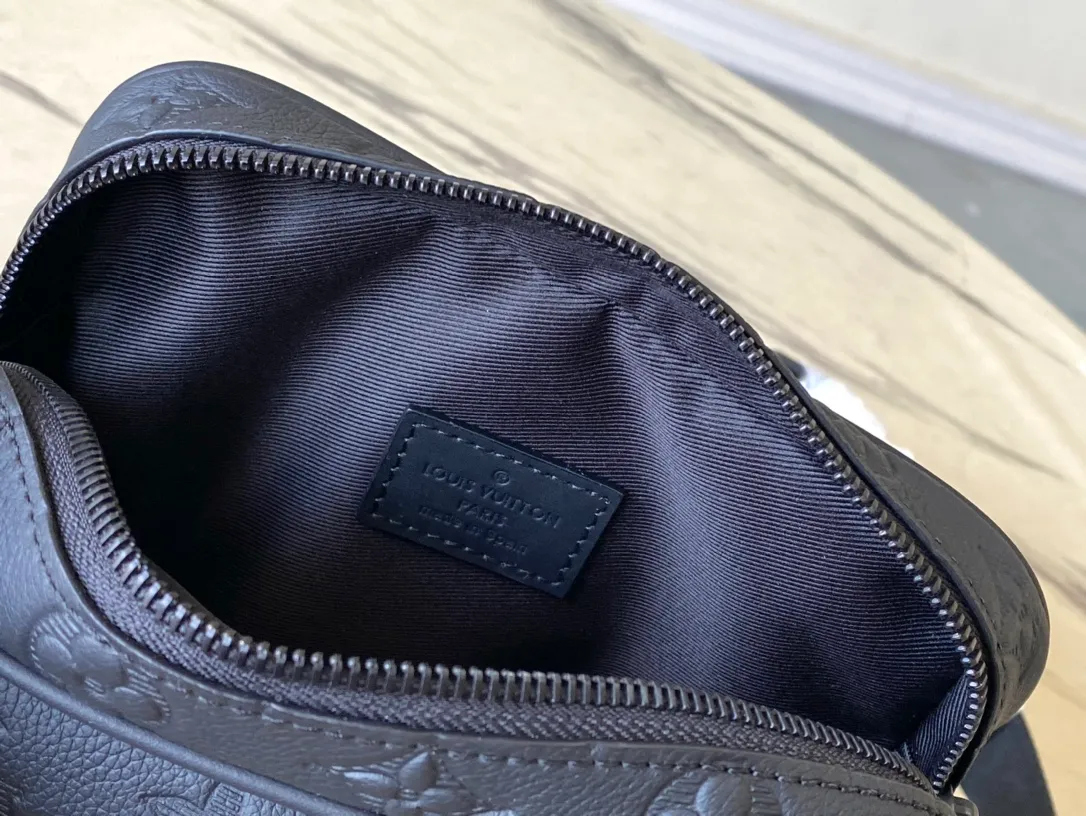 💰1100 (top-grain leather) top original order M12516 This Getaway messenger bag has the delicate Monogram embossing of Monogram Shadow leather, and its compact configuration allows for easy conversion between a messenger bag and a clutch. The front flap pocket is equipped with an LV metal buckle, and the wide adjustable fabric shoulder strap makes it easy to carry on the shoulder or cross-body. Dimensions: 18 × 17 × 7.8 cm