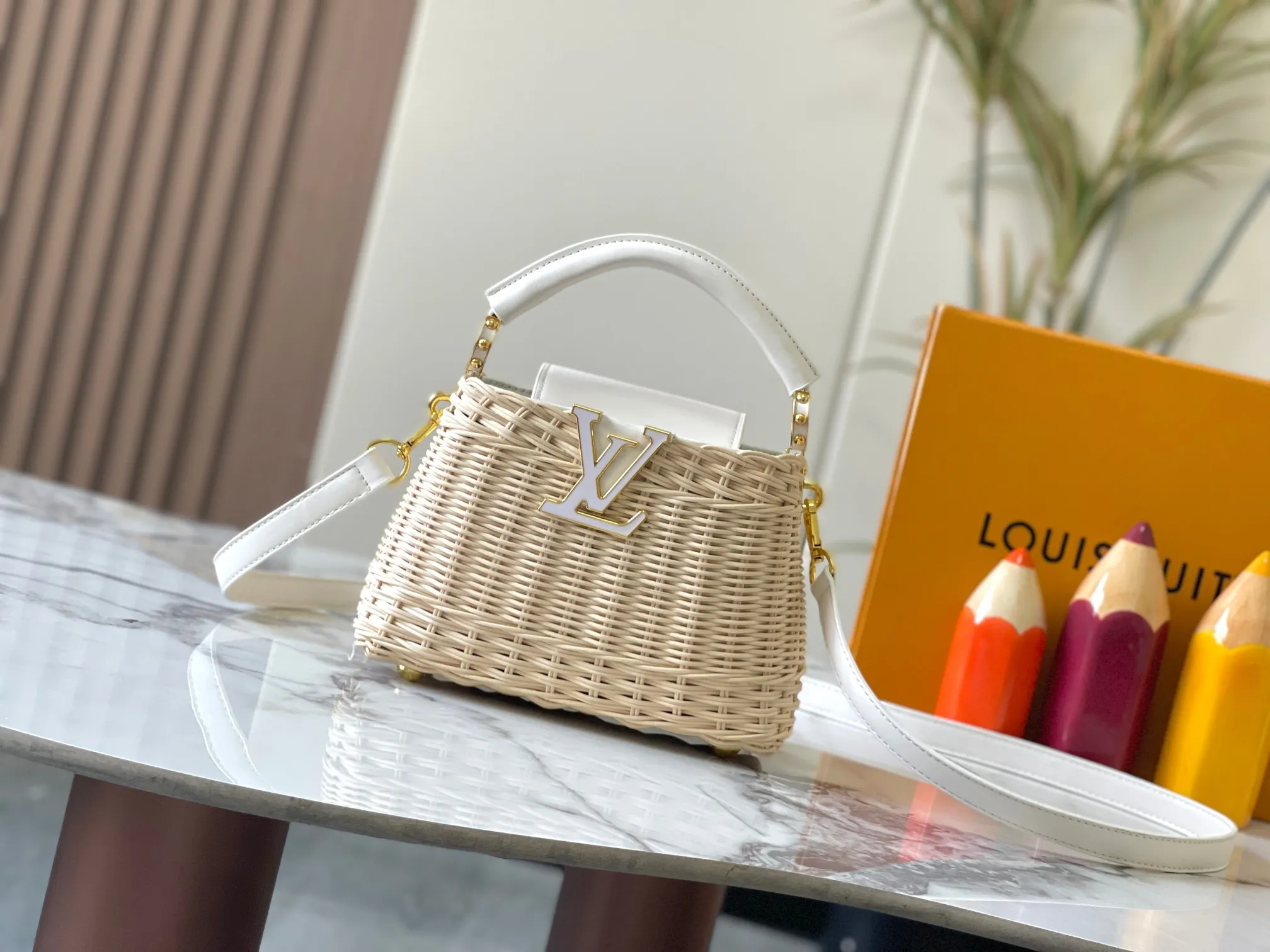 Upgraded version P660 M14365 This Capucines mini handbag has a unique rattan weaving structure that pays tribute to the Louis Vuitton picnic box design that came out in 1892. The cow leather shapes the top handle and flap, the LV letters reveal a metallic texture, and the detachable and adjustable leather shoulder strap makes it easy to carry on the shoulder. The gift box packaging provided with this product may be reasonably adjusted depending on the stock situation, and may be different from the packaging style displayed on this product page. Please refer to the actual gift box packaging style received for details. Size:21×14×8cm