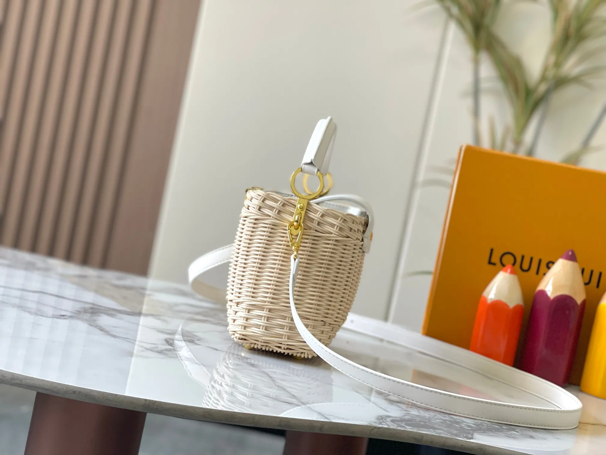 Upgraded version P660 M14365 This Capucines mini handbag has a unique rattan weaving structure that pays tribute to the Louis Vuitton picnic box design that came out in 1892. The cow leather shapes the top handle and flap, the LV letters reveal a metallic texture, and the detachable and adjustable leather shoulder strap makes it easy to carry on the shoulder. The gift box packaging provided with this product may be reasonably adjusted depending on the stock situation, and may be different from the packaging style displayed on this product page. Please refer to the actual gift box packaging style received for details. Size:21×14×8cm