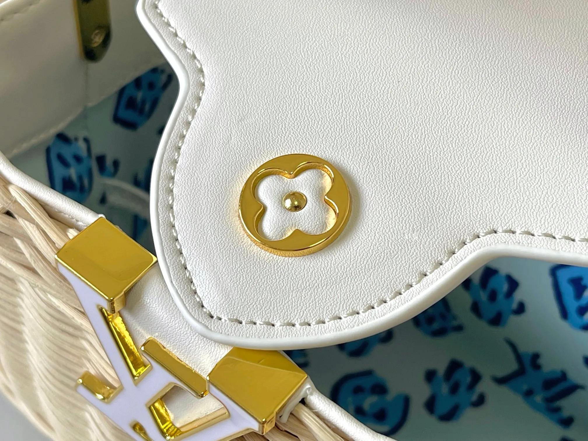 Upgraded version P660 M14365 This Capucines mini handbag has a unique rattan weaving structure that pays tribute to the Louis Vuitton picnic box design that came out in 1892. The cow leather shapes the top handle and flap, the LV letters reveal a metallic texture, and the detachable and adjustable leather shoulder strap makes it easy to carry on the shoulder. The gift box packaging provided with this product may be reasonably adjusted depending on the stock situation, and may be different from the packaging style displayed on this product page. Please refer to the actual gift box packaging style received for details. Size:21×14×8cm