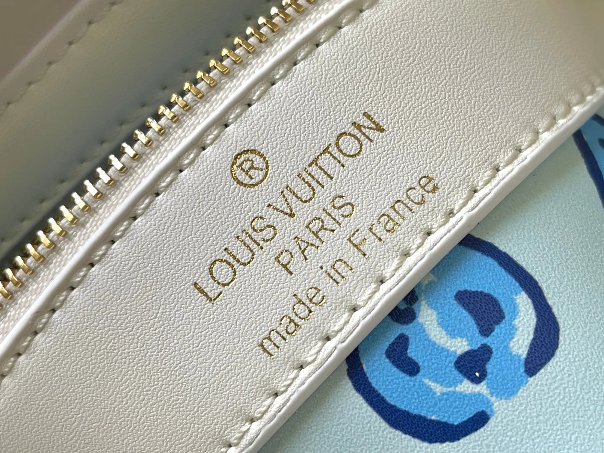 Upgraded version P660 M14365 This Capucines mini handbag has a unique rattan weaving structure that pays tribute to the Louis Vuitton picnic box design that came out in 1892. The cow leather shapes the top handle and flap, the LV letters reveal a metallic texture, and the detachable and adjustable leather shoulder strap makes it easy to carry on the shoulder. The gift box packaging provided with this product may be reasonably adjusted depending on the stock situation, and may be different from the packaging style displayed on this product page. Please refer to the actual gift box packaging style received for details. Size:21×14×8cm