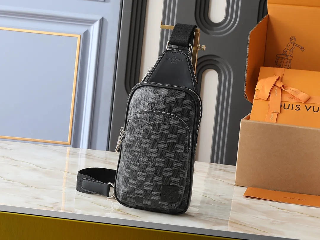 💰240💰Upgraded from the original M11703 M47137. This Avenue small shoulder bag is made of Monogram Eclipse coated canvas and explores the trend of cross-body travel with its exquisite configuration. An interior pocket in the main compartment ensures secure storage, while an exterior zippered pocket provides easy access to frequently used items. There is a triangular zipper pocket where the shoulder strap connects to the handbag. 16.0 x 33.0 x 5.7 cm (length x height x width)