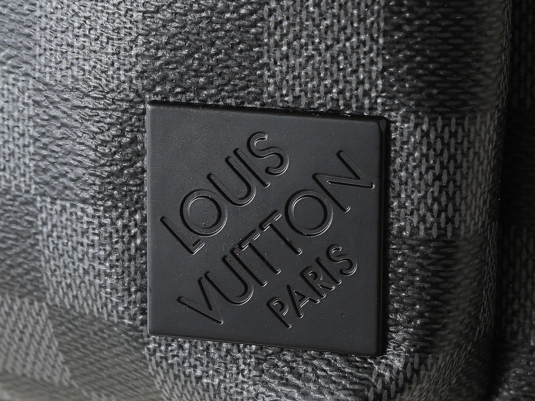 💰240💰Upgraded from the original M11703 M47137. This Avenue small shoulder bag is made of Monogram Eclipse coated canvas and explores the trend of cross-body travel with its exquisite configuration. An interior pocket in the main compartment ensures secure storage, while an exterior zippered pocket provides easy access to frequently used items. There is a triangular zipper pocket where the shoulder strap connects to the handbag. 16.0 x 33.0 x 5.7 cm (length x height x width)