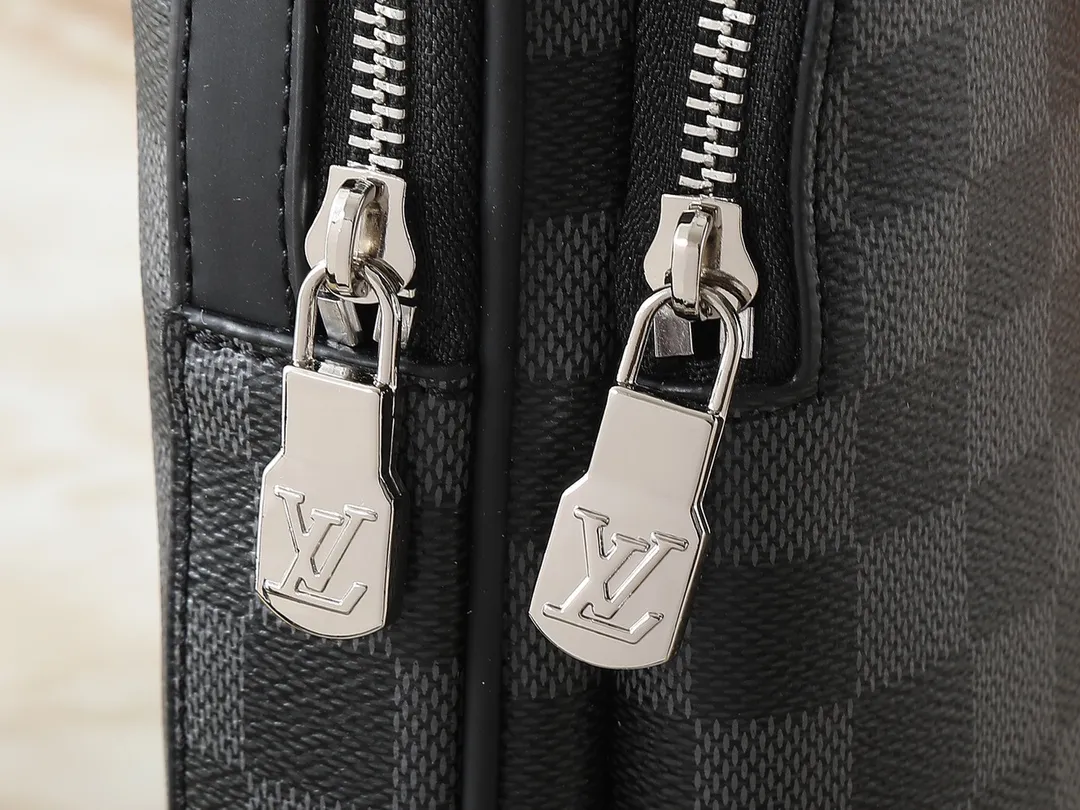 💰240💰Upgraded from the original M11703 M47137. This Avenue small shoulder bag is made of Monogram Eclipse coated canvas and explores the trend of cross-body travel with its exquisite configuration. An interior pocket in the main compartment ensures secure storage, while an exterior zippered pocket provides easy access to frequently used items. There is a triangular zipper pocket where the shoulder strap connects to the handbag. 16.0 x 33.0 x 5.7 cm (length x height x width)