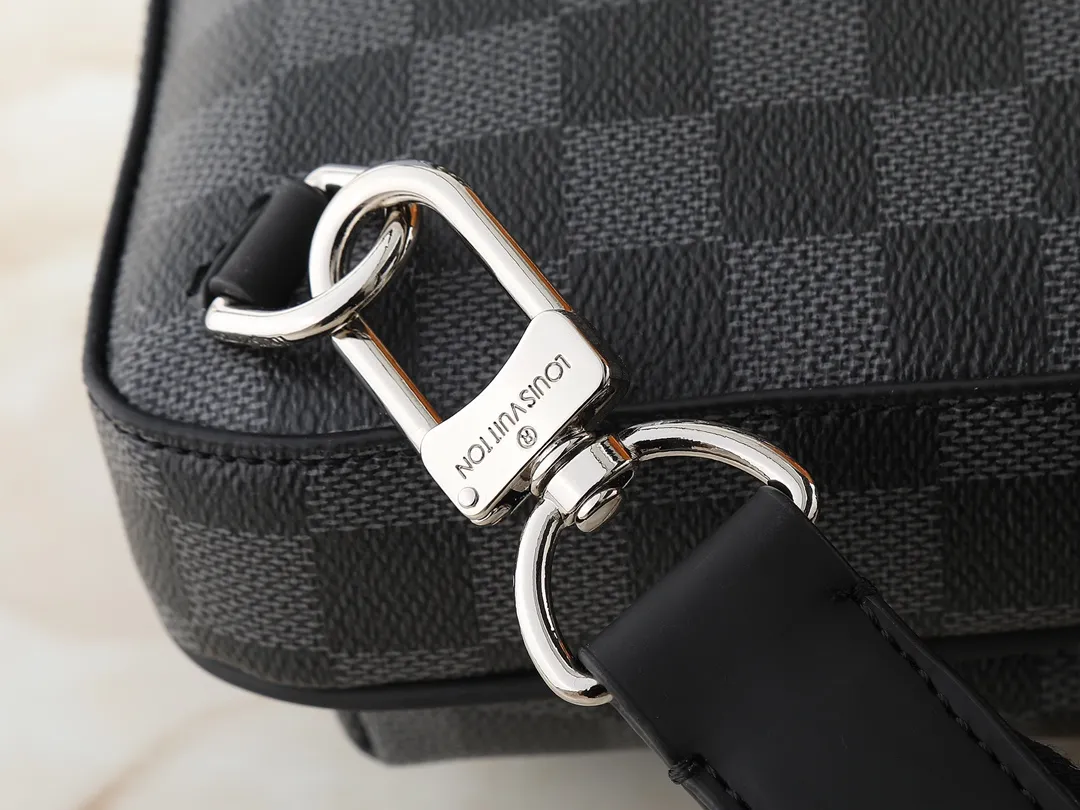 💰240💰Upgraded from the original M11703 M47137. This Avenue small shoulder bag is made of Monogram Eclipse coated canvas and explores the trend of cross-body travel with its exquisite configuration. An interior pocket in the main compartment ensures secure storage, while an exterior zippered pocket provides easy access to frequently used items. There is a triangular zipper pocket where the shoulder strap connects to the handbag. 16.0 x 33.0 x 5.7 cm (length x height x width)