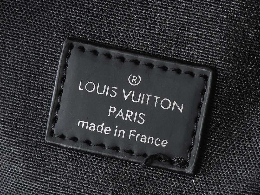💰240💰Upgraded from the original M11703 M47137. This Avenue small shoulder bag is made of Monogram Eclipse coated canvas and explores the trend of cross-body travel with its exquisite configuration. An interior pocket in the main compartment ensures secure storage, while an exterior zippered pocket provides easy access to frequently used items. There is a triangular zipper pocket where the shoulder strap connects to the handbag. 16.0 x 33.0 x 5.7 cm (length x height x width)