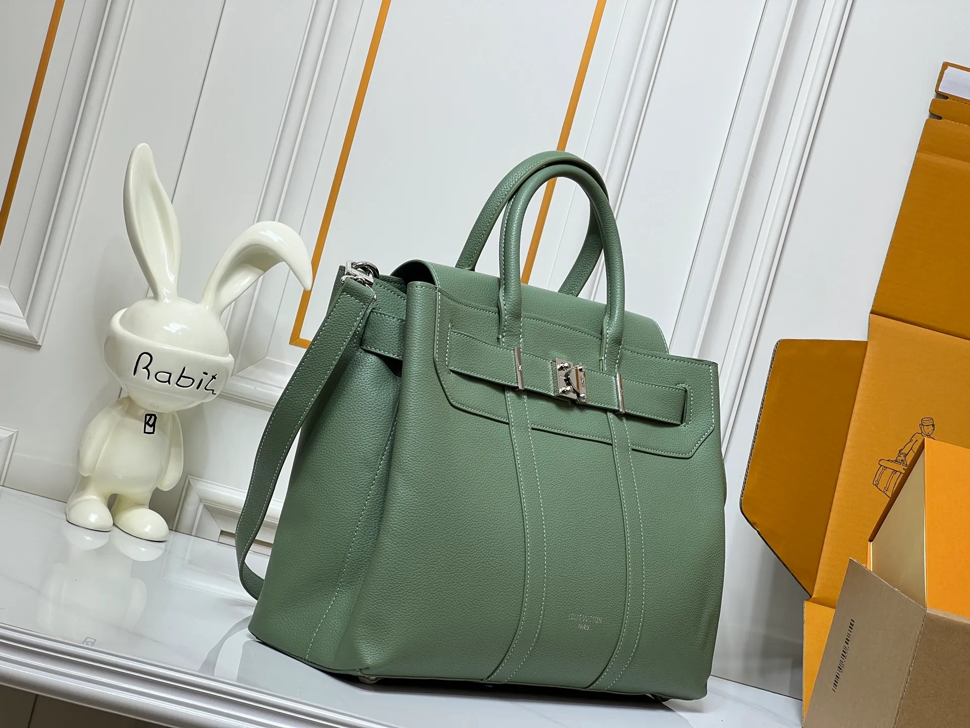 Batch 380💰Upgraded original M23153 M23154 M11663 This Georges Tote medium handbag is made of Cuir Millesime grained cow leather, with deep tones to enhance the elegance, and the S-lock lock, extended handle and unique silhouette highlight the avant-garde style. The cow leather is sourced from Domaine des Massifs, ensuring excellent quality and ethical farming principles. Dimensions: 41.0 x 29.0 x 14.0 cm (length x height x width)