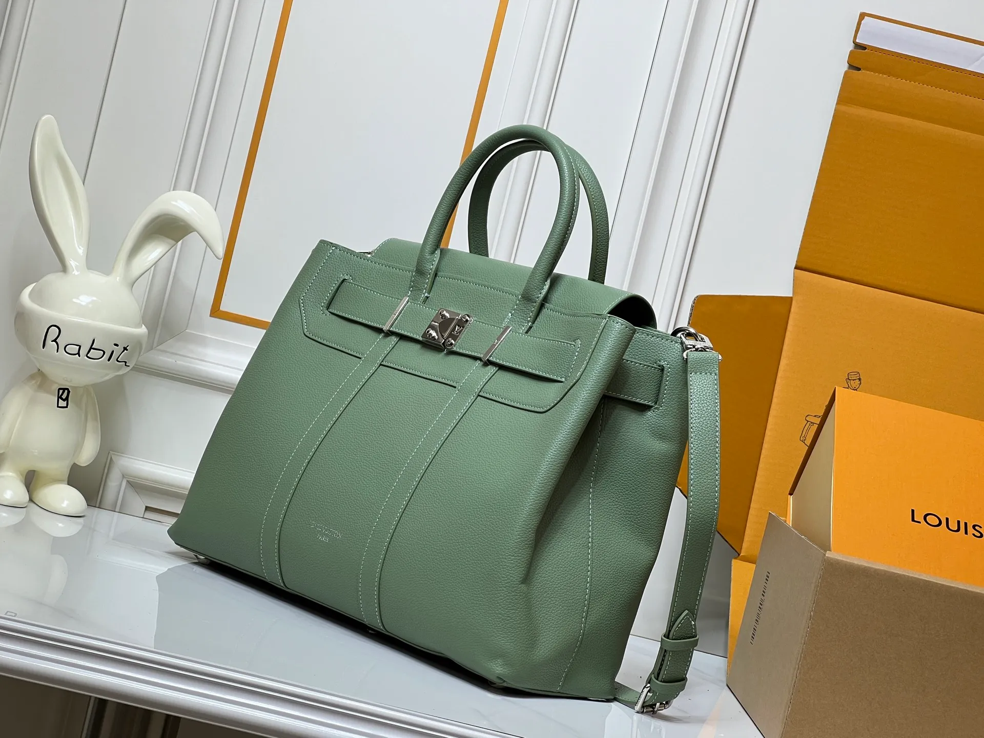 Batch 380💰Upgraded original M23153 M23154 M11663 This Georges Tote medium handbag is made of Cuir Millesime grained cow leather, with deep tones to enhance the elegance, and the S-lock lock, extended handle and unique silhouette highlight the avant-garde style. The cow leather is sourced from Domaine des Massifs, ensuring excellent quality and ethical farming principles. Dimensions: 41.0 x 29.0 x 14.0 cm (length x height x width)