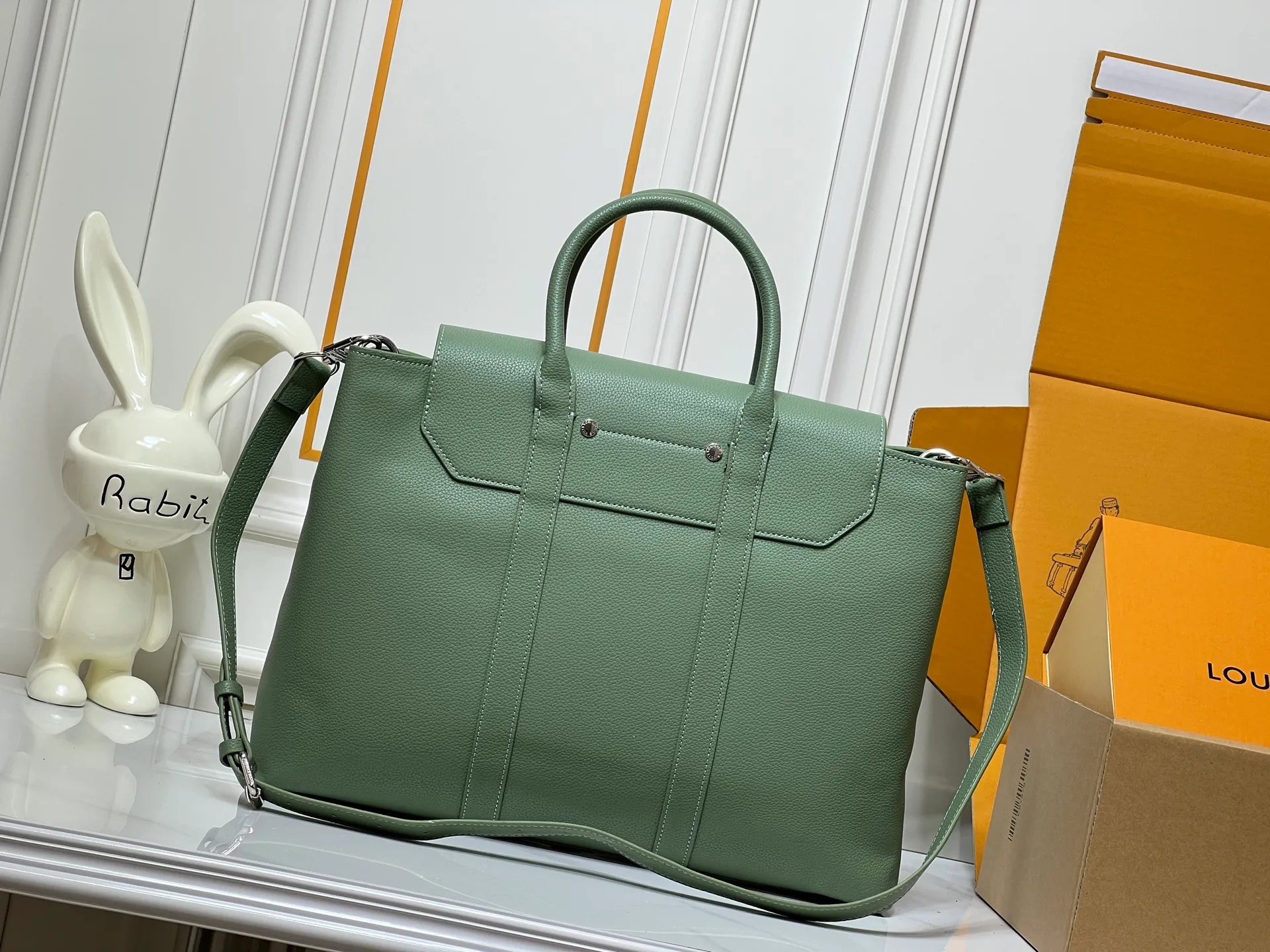 Batch 380💰Upgraded original M23153 M23154 M11663 This Georges Tote medium handbag is made of Cuir Millesime grained cow leather, with deep tones to enhance the elegance, and the S-lock lock, extended handle and unique silhouette highlight the avant-garde style. The cow leather is sourced from Domaine des Massifs, ensuring excellent quality and ethical farming principles. Dimensions: 41.0 x 29.0 x 14.0 cm (length x height x width)