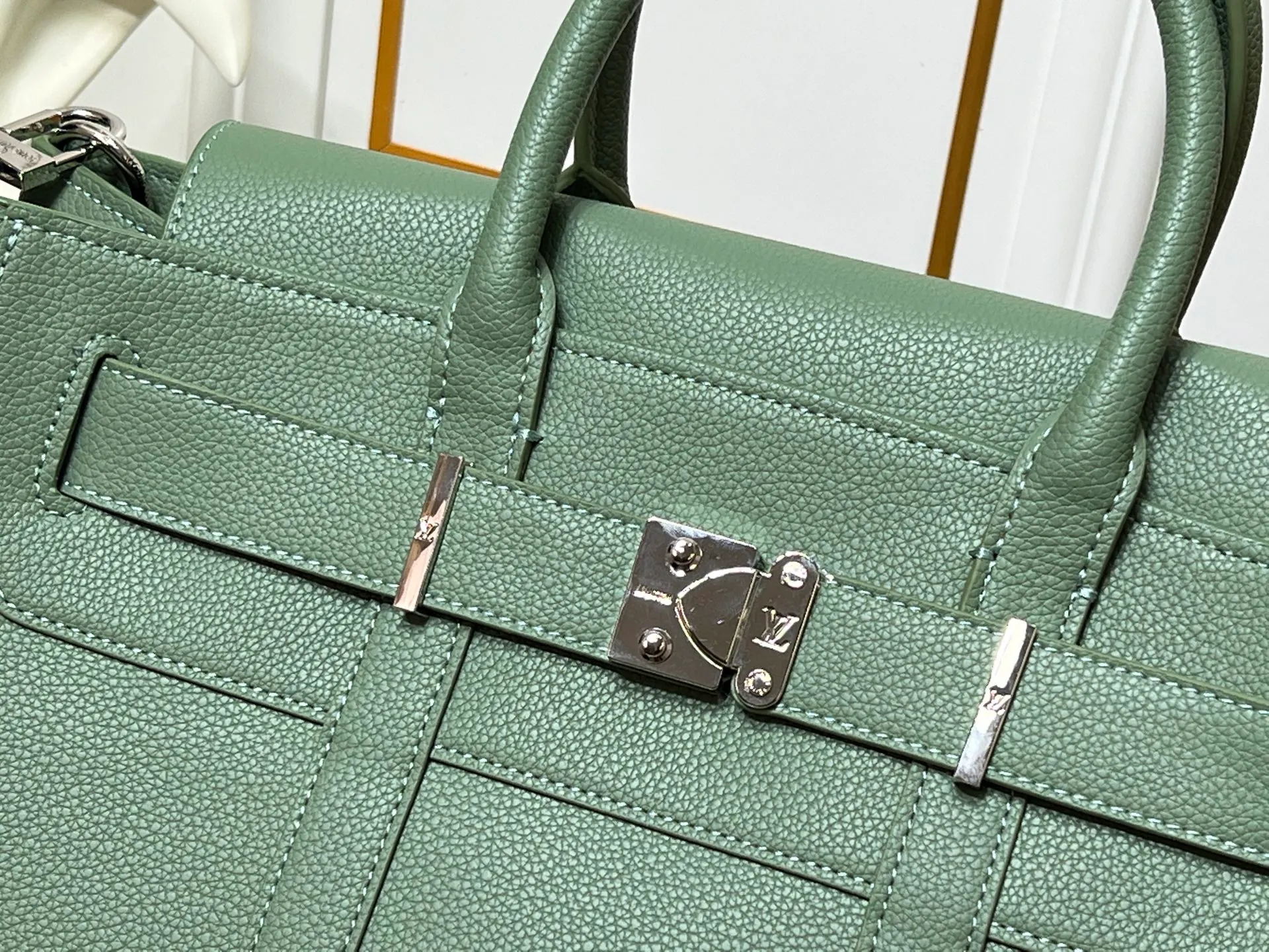 Batch 380💰Upgraded original M23153 M23154 M11663 This Georges Tote medium handbag is made of Cuir Millesime grained cow leather, with deep tones to enhance the elegance, and the S-lock lock, extended handle and unique silhouette highlight the avant-garde style. The cow leather is sourced from Domaine des Massifs, ensuring excellent quality and ethical farming principles. Dimensions: 41.0 x 29.0 x 14.0 cm (length x height x width)