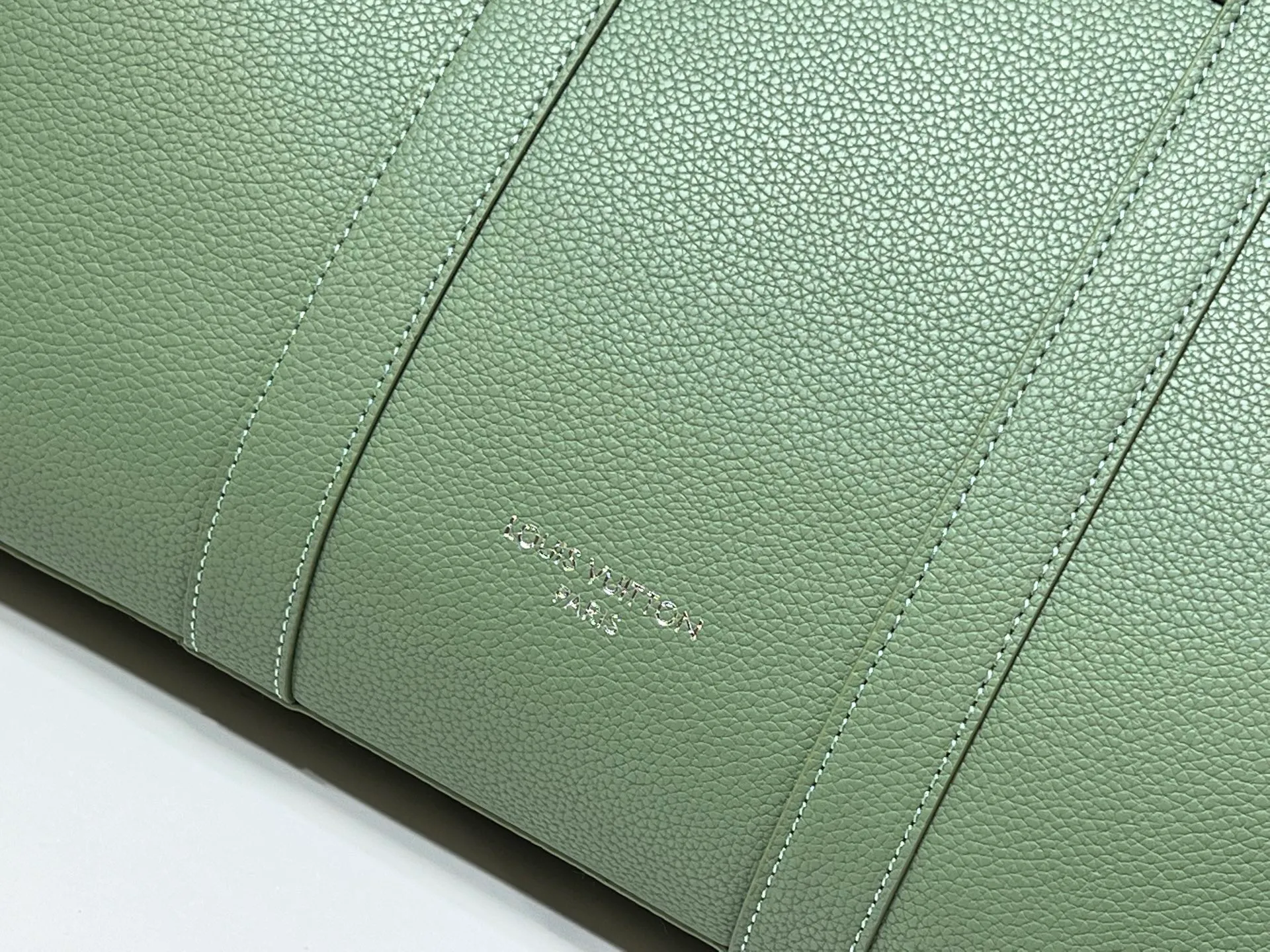 Batch 380💰Upgraded original M23153 M23154 M11663 This Georges Tote medium handbag is made of Cuir Millesime grained cow leather, with deep tones to enhance the elegance, and the S-lock lock, extended handle and unique silhouette highlight the avant-garde style. The cow leather is sourced from Domaine des Massifs, ensuring excellent quality and ethical farming principles. Dimensions: 41.0 x 29.0 x 14.0 cm (length x height x width)