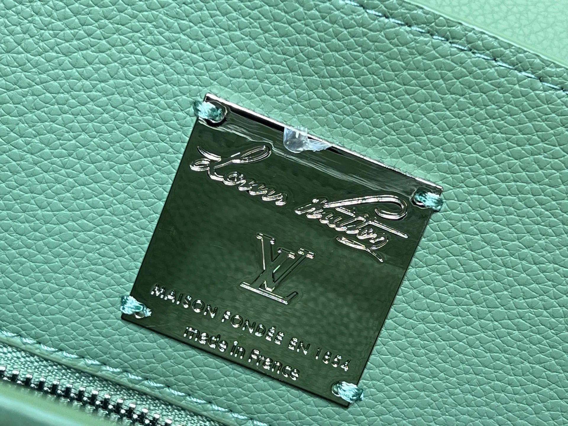 Batch 380💰Upgraded original M23153 M23154 M11663 This Georges Tote medium handbag is made of Cuir Millesime grained cow leather, with deep tones to enhance the elegance, and the S-lock lock, extended handle and unique silhouette highlight the avant-garde style. The cow leather is sourced from Domaine des Massifs, ensuring excellent quality and ethical farming principles. Dimensions: 41.0 x 29.0 x 14.0 cm (length x height x width)