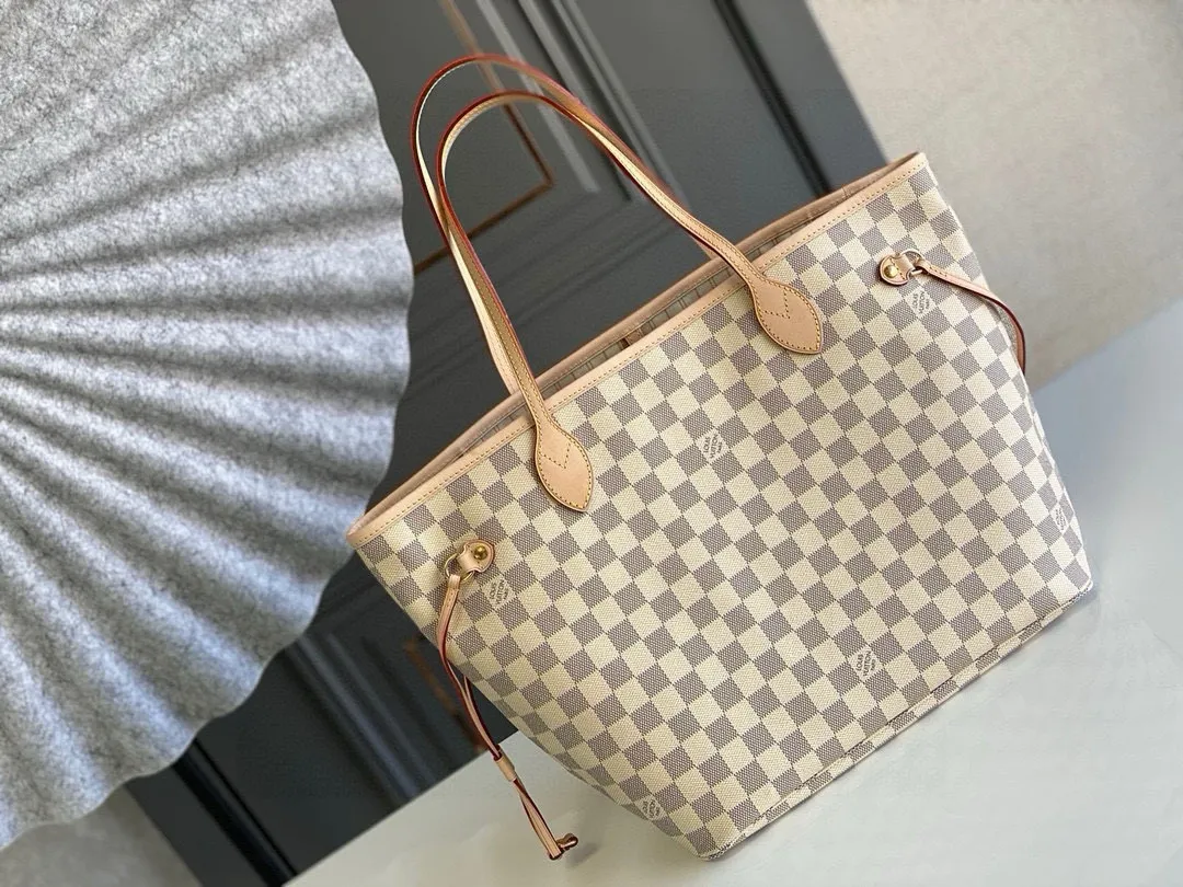 💰760 (Medium Steel Nail) Top Original N41361 NEVERFULL Medium Handbag The legendary Neverfull handbag: always able to meet your various needs for handbags. It has a large capacity but is not bulky. It is stiff and soft to the touch, making it suitable for home and travel. Tighten the side ties and it instantly transforms into a stylish urban handbag. Loosen the straps and it transforms into a chic and practical handbag. The slender leather handle can be carried over the shoulder or between the arms. The model shown here is made of Damier Azur canvas. Detailed Features 31 x 28 x 14 cm (Length x Height x Width) Bag interior redesigned with vintage details inspired by the Louis Vuitton archives - Fabric-lined interior pocket Removable zip clutch with matching interior Natural cowhide leather trim Shiny gold-tone brass hardware Handles: Double handle
