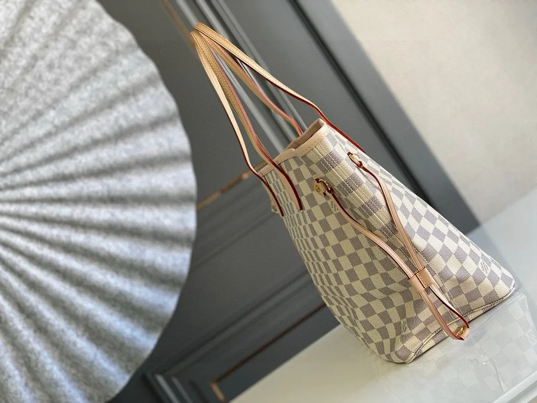 💰760 (Medium Steel Nail) Top Original N41361 NEVERFULL Medium Handbag The legendary Neverfull handbag: always able to meet your various needs for handbags. It has a large capacity but is not bulky. It is stiff and soft to the touch, making it suitable for home and travel. Tighten the side ties and it instantly transforms into a stylish urban handbag. Loosen the straps and it transforms into a chic and practical handbag. The slender leather handle can be carried over the shoulder or between the arms. The model shown here is made of Damier Azur canvas. Detailed Features 31 x 28 x 14 cm (Length x Height x Width) Bag interior redesigned with vintage details inspired by the Louis Vuitton archives - Fabric-lined interior pocket Removable zip clutch with matching interior Natural cowhide leather trim Shiny gold-tone brass hardware Handles: Double handle