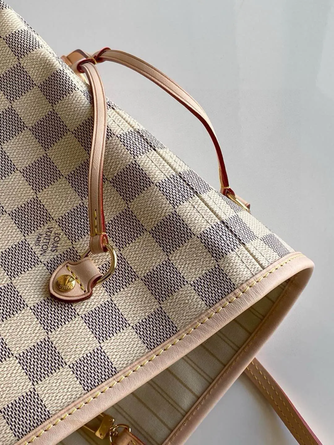 💰760 (Medium Steel Nail) Top Original N41361 NEVERFULL Medium Handbag The legendary Neverfull handbag: always able to meet your various needs for handbags. It has a large capacity but is not bulky. It is stiff and soft to the touch, making it suitable for home and travel. Tighten the side ties and it instantly transforms into a stylish urban handbag. Loosen the straps and it transforms into a chic and practical handbag. The slender leather handle can be carried over the shoulder or between the arms. The model shown here is made of Damier Azur canvas. Detailed Features 31 x 28 x 14 cm (Length x Height x Width) Bag interior redesigned with vintage details inspired by the Louis Vuitton archives - Fabric-lined interior pocket Removable zip clutch with matching interior Natural cowhide leather trim Shiny gold-tone brass hardware Handles: Double handle