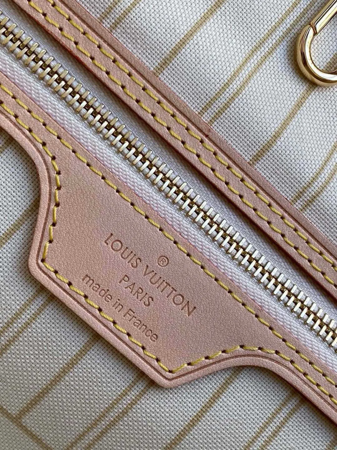 💰760 (Medium Steel Nail) Top Original N41361 NEVERFULL Medium Handbag The legendary Neverfull handbag: always able to meet your various needs for handbags. It has a large capacity but is not bulky. It is stiff and soft to the touch, making it suitable for home and travel. Tighten the side ties and it instantly transforms into a stylish urban handbag. Loosen the straps and it transforms into a chic and practical handbag. The slender leather handle can be carried over the shoulder or between the arms. The model shown here is made of Damier Azur canvas. Detailed Features 31 x 28 x 14 cm (Length x Height x Width) Bag interior redesigned with vintage details inspired by the Louis Vuitton archives - Fabric-lined interior pocket Removable zip clutch with matching interior Natural cowhide leather trim Shiny gold-tone brass hardware Handles: Double handle