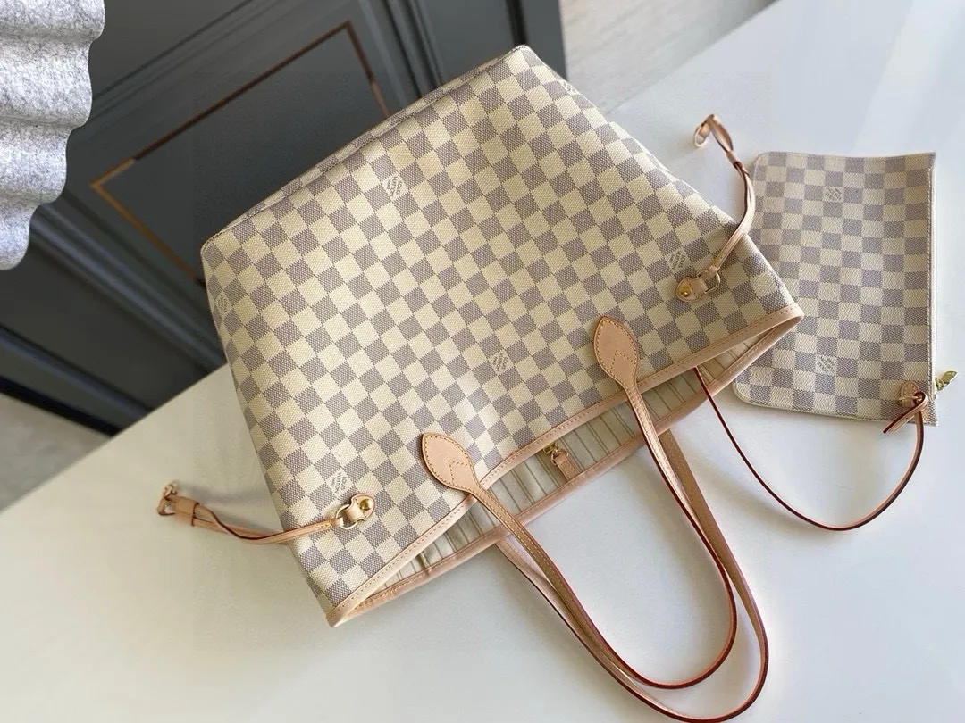 💰760 (Medium Steel Nail) Top Original N41361 NEVERFULL Medium Handbag The legendary Neverfull handbag: always able to meet your various needs for handbags. It has a large capacity but is not bulky. It is stiff and soft to the touch, making it suitable for home and travel. Tighten the side ties and it instantly transforms into a stylish urban handbag. Loosen the straps and it transforms into a chic and practical handbag. The slender leather handle can be carried over the shoulder or between the arms. The model shown here is made of Damier Azur canvas. Detailed Features 31 x 28 x 14 cm (Length x Height x Width) Bag interior redesigned with vintage details inspired by the Louis Vuitton archives - Fabric-lined interior pocket Removable zip clutch with matching interior Natural cowhide leather trim Shiny gold-tone brass hardware Handles: Double handle