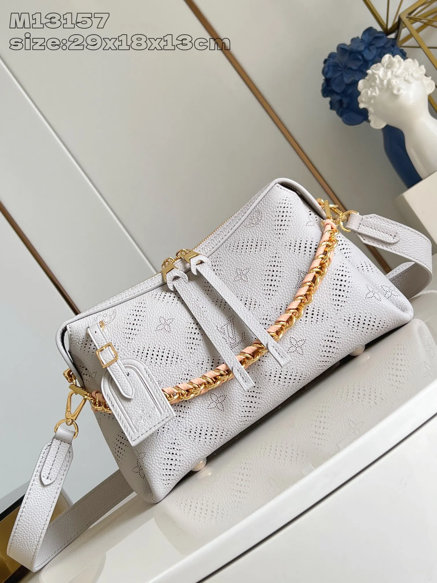 💰1180 (top-grain leather) Top-quality original item [Exclusive real shot M13157 gray] This Hand It All small handbag uses cow leather to interpret the brand's Bloom elements, integrates floral imagery into the perforated Monogram pattern, and upgrades the classic style with contrasting color brands. The inner patch pocket is convenient for storing mobile phones, and the woven chain allows for flexible switching between cross-body or shoulder wear. 18 x 13 x 29 cm (height x width x length)