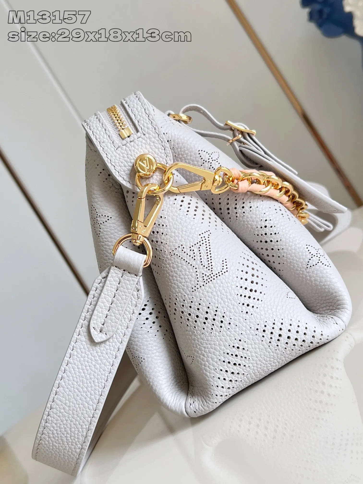 💰1180 (top-grain leather) Top-quality original item [Exclusive real shot M13157 gray] This Hand It All small handbag uses cow leather to interpret the brand's Bloom elements, integrates floral imagery into the perforated Monogram pattern, and upgrades the classic style with contrasting color brands. The inner patch pocket is convenient for storing mobile phones, and the woven chain allows for flexible switching between cross-body or shoulder wear. 18 x 13 x 29 cm (height x width x length)