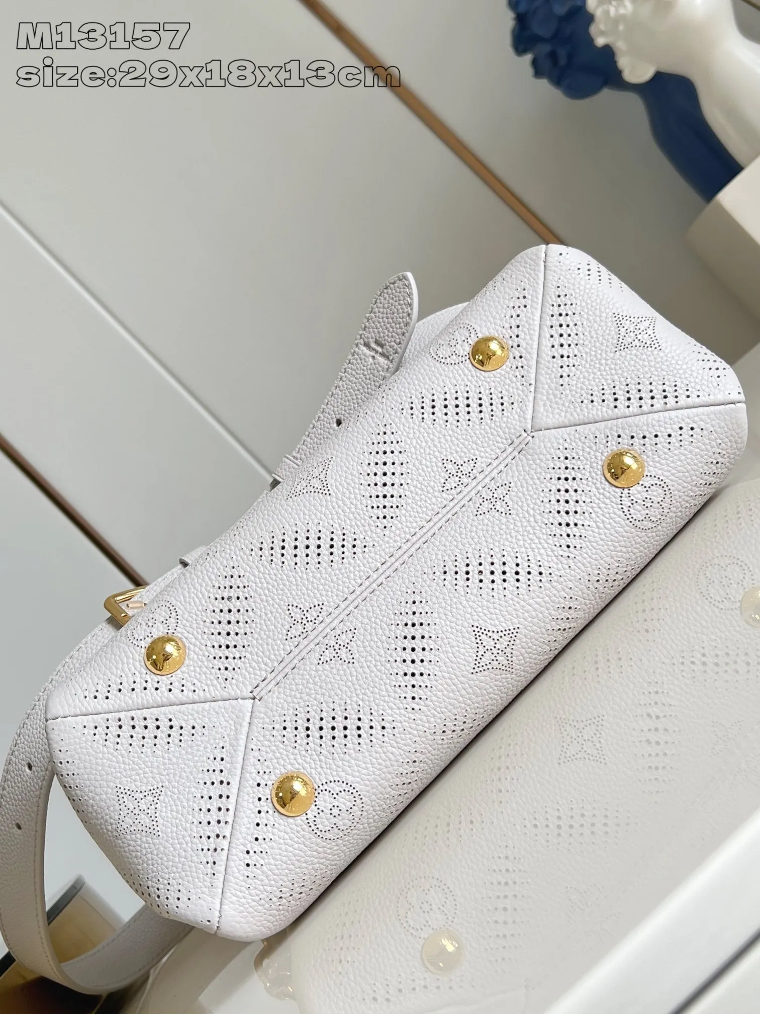 💰1180 (top-grain leather) Top-quality original item [Exclusive real shot M13157 gray] This Hand It All small handbag uses cow leather to interpret the brand's Bloom elements, integrates floral imagery into the perforated Monogram pattern, and upgrades the classic style with contrasting color brands. The inner patch pocket is convenient for storing mobile phones, and the woven chain allows for flexible switching between cross-body or shoulder wear. 18 x 13 x 29 cm (height x width x length)