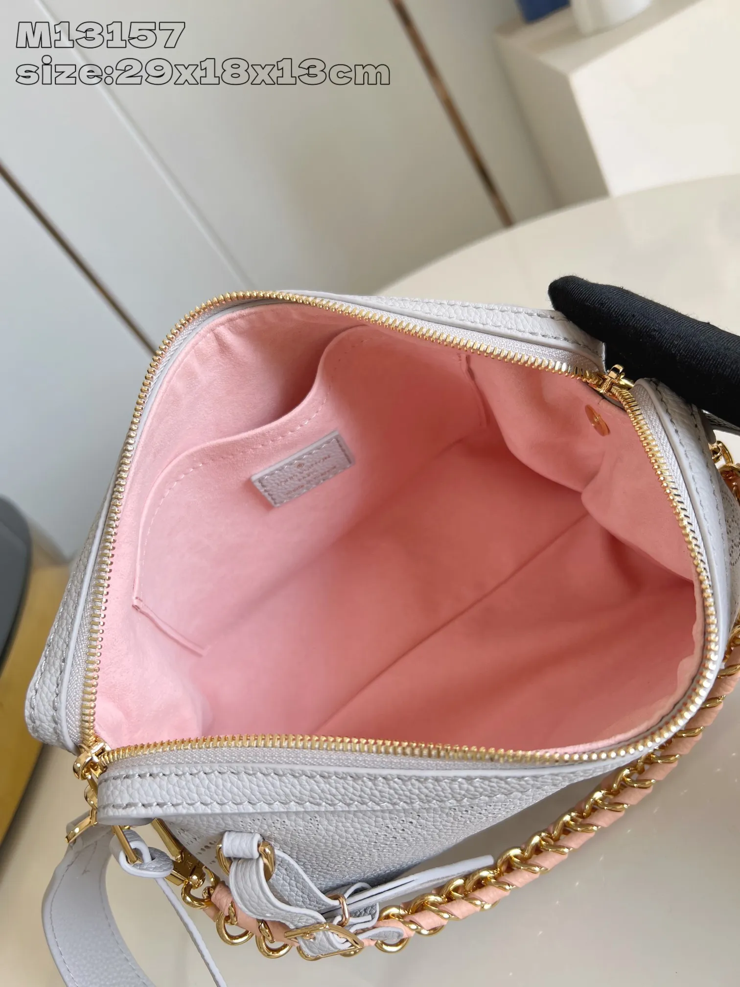 💰1180 (top-grain leather) Top-quality original item [Exclusive real shot M13157 gray] This Hand It All small handbag uses cow leather to interpret the brand's Bloom elements, integrates floral imagery into the perforated Monogram pattern, and upgrades the classic style with contrasting color brands. The inner patch pocket is convenient for storing mobile phones, and the woven chain allows for flexible switching between cross-body or shoulder wear. 18 x 13 x 29 cm (height x width x length)