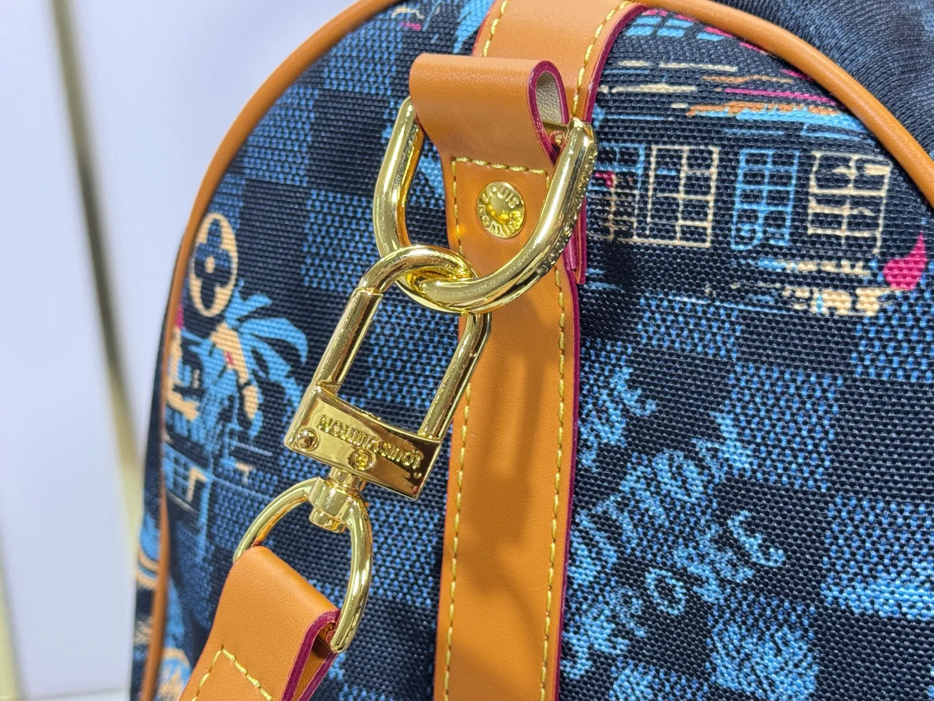 P360 Upgraded Original M00227 Coconut Tree This Keell Bandoulière 50 travel bag is made of gorgeous cotton with Damier lm Trees jacquard texture, showing the brand's exquisite craftsmanship. The checkerboard pattern highlights palm trees, iconic buildings and vintage car patterns, recalling the Miami night scene depicted in old postcards, and the Marque L.Vuitton Désée logo is subtly integrated into it.  29 x 23 x 50 cm (H x W x Length) Damier lm Trees Jacquard cotton Cow leather trim Fabric lining Metal hardware Carry-on baggage dimensions Double zipper closure Padlock Removable name tag Internal zippered pocket Shoulder straps: removable, adjustable Strap half-length: 36.0 cm Strap half-length adjustable to: 50.0 cm Handle: Double handle