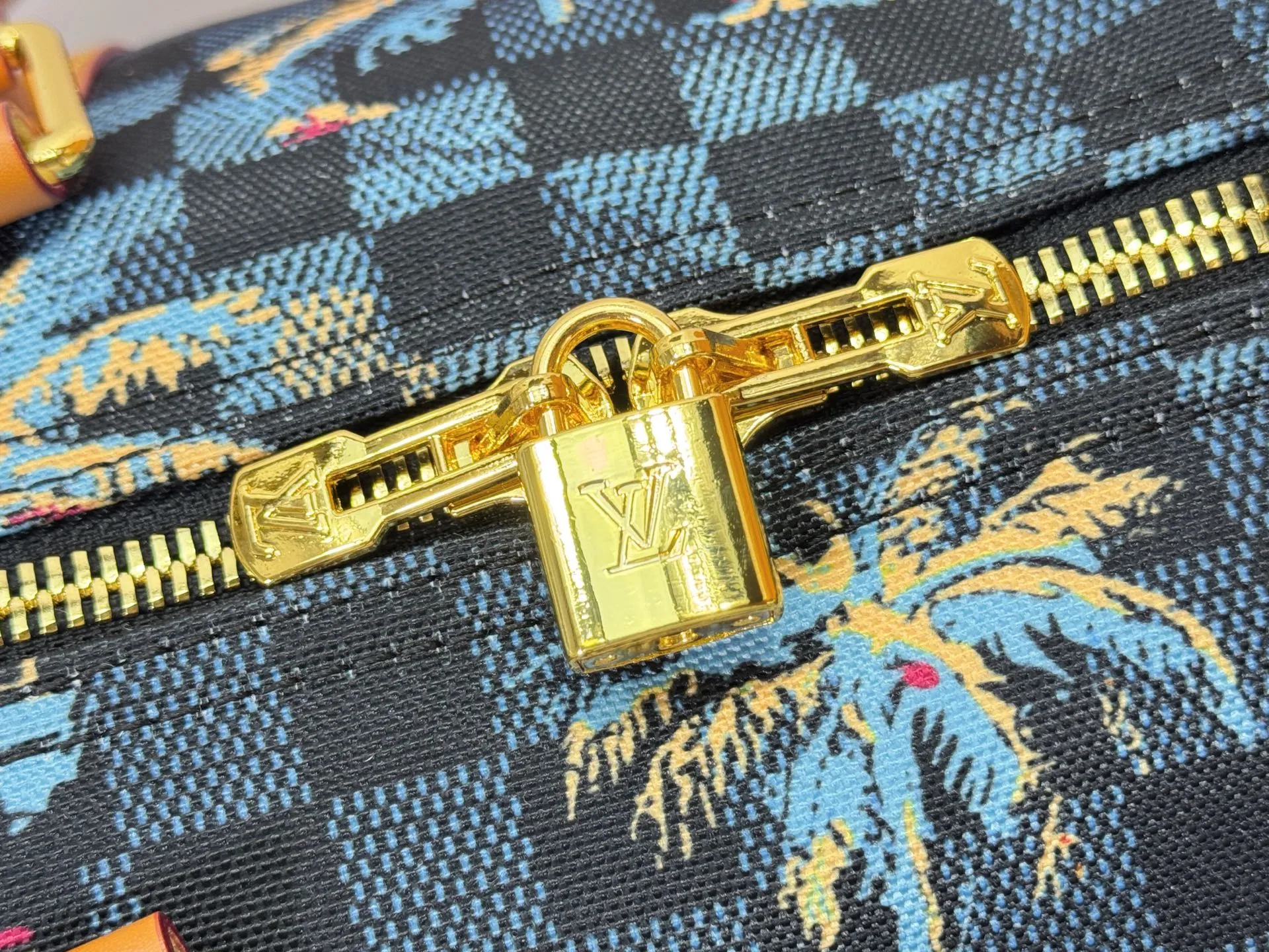 P360 Upgraded Original M00227 Coconut Tree This Keell Bandoulière 50 travel bag is made of gorgeous cotton with Damier lm Trees jacquard texture, showing the brand's exquisite craftsmanship. The checkerboard pattern highlights palm trees, iconic buildings and vintage car patterns, recalling the Miami night scene depicted in old postcards, and the Marque L.Vuitton Désée logo is subtly integrated into it.  29 x 23 x 50 cm (H x W x Length) Damier lm Trees Jacquard cotton Cow leather trim Fabric lining Metal hardware Carry-on baggage dimensions Double zipper closure Padlock Removable name tag Internal zippered pocket Shoulder straps: removable, adjustable Strap half-length: 36.0 cm Strap half-length adjustable to: 50.0 cm Handle: Double handle