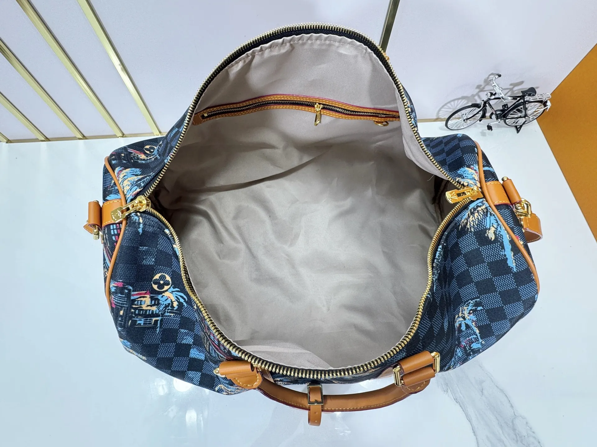 P360 Upgraded Original M00227 Coconut Tree This Keell Bandoulière 50 travel bag is made of gorgeous cotton with Damier lm Trees jacquard texture, showing the brand's exquisite craftsmanship. The checkerboard pattern highlights palm trees, iconic buildings and vintage car patterns, recalling the Miami night scene depicted in old postcards, and the Marque L.Vuitton Désée logo is subtly integrated into it.  29 x 23 x 50 cm (H x W x Length) Damier lm Trees Jacquard cotton Cow leather trim Fabric lining Metal hardware Carry-on baggage dimensions Double zipper closure Padlock Removable name tag Internal zippered pocket Shoulder straps: removable, adjustable Strap half-length: 36.0 cm Strap half-length adjustable to: 50.0 cm Handle: Double handle