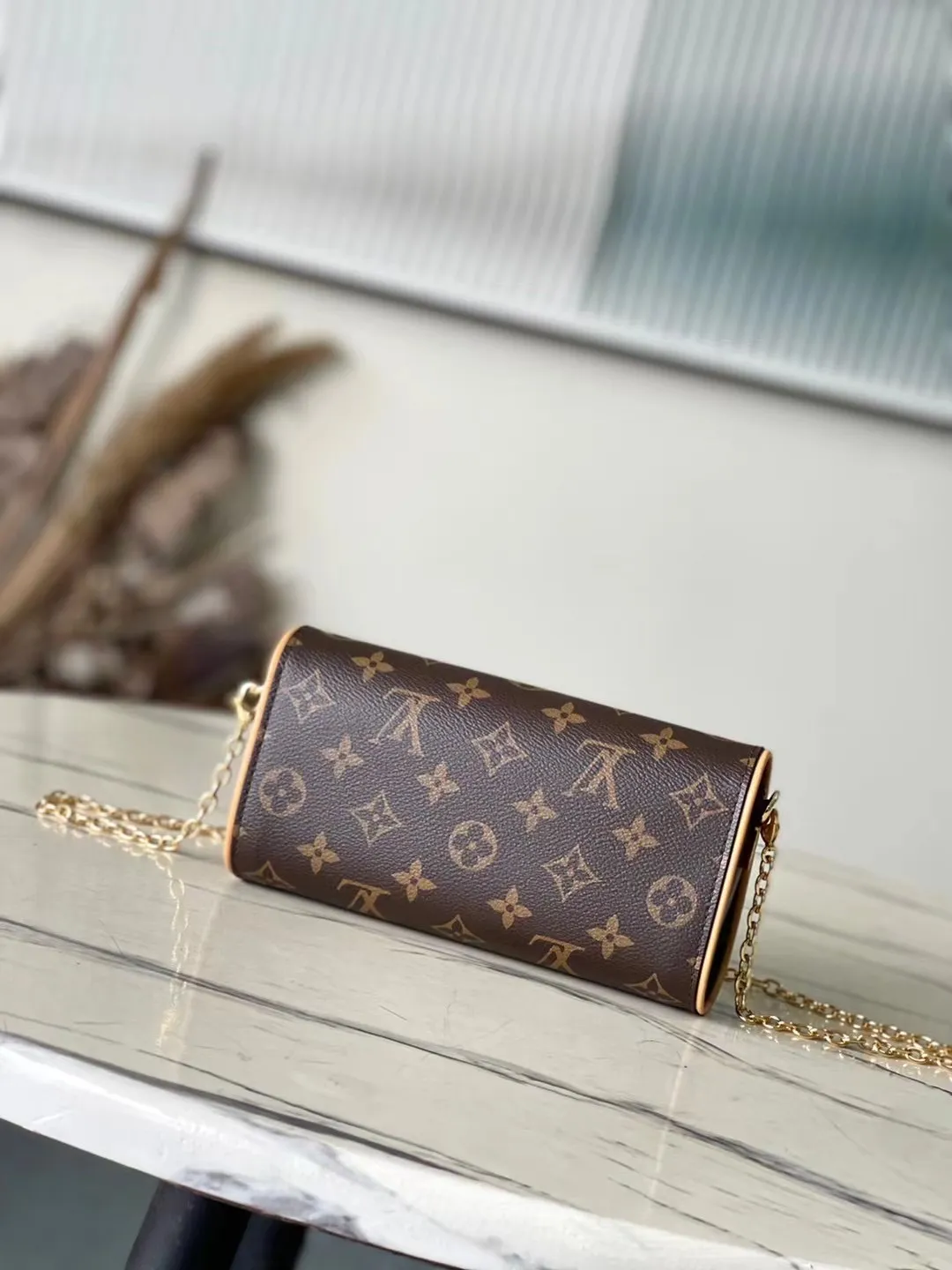 💰860 Top Original Order M13566 This Pochette Camille handbag is made of Monogram canvas, paying tribute to the original design that appeared in the Louis Vuitton 2000 spring and summer fashion show. The S-Lock buckle, LVCircle logo on the chain and contrasting WVN leather trim embody the brand's classic elements. The flexible and easy-to-wear construction can be worn cross-body, over the shoulder or by hand. Dimensions: 20.5 × 11 × 6 cm