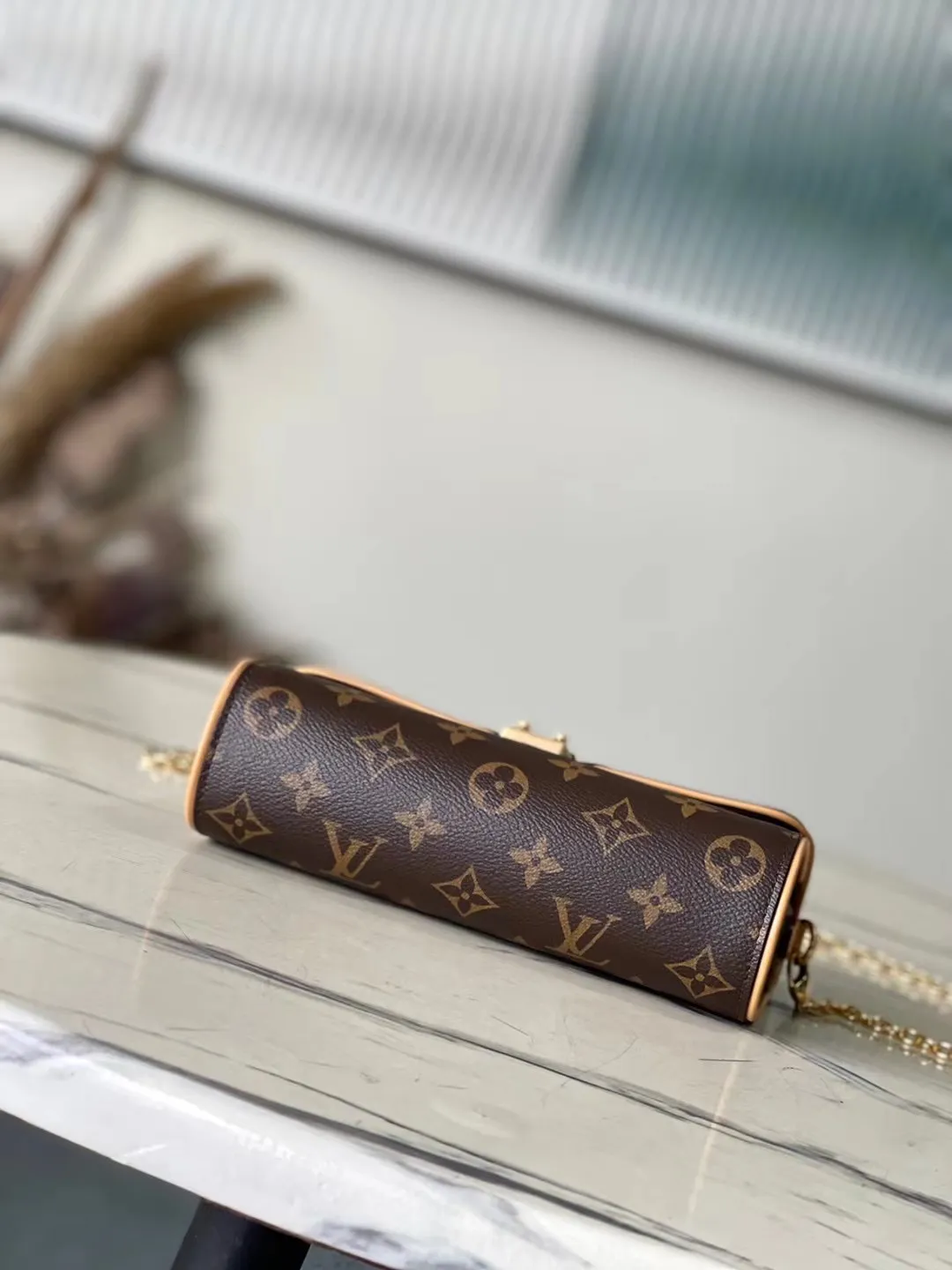 💰860 Top Original Order M13566 This Pochette Camille handbag is made of Monogram canvas, paying tribute to the original design that appeared in the Louis Vuitton 2000 spring and summer fashion show. The S-Lock buckle, LVCircle logo on the chain and contrasting WVN leather trim embody the brand's classic elements. The flexible and easy-to-wear construction can be worn cross-body, over the shoulder or by hand. Dimensions: 20.5 × 11 × 6 cm