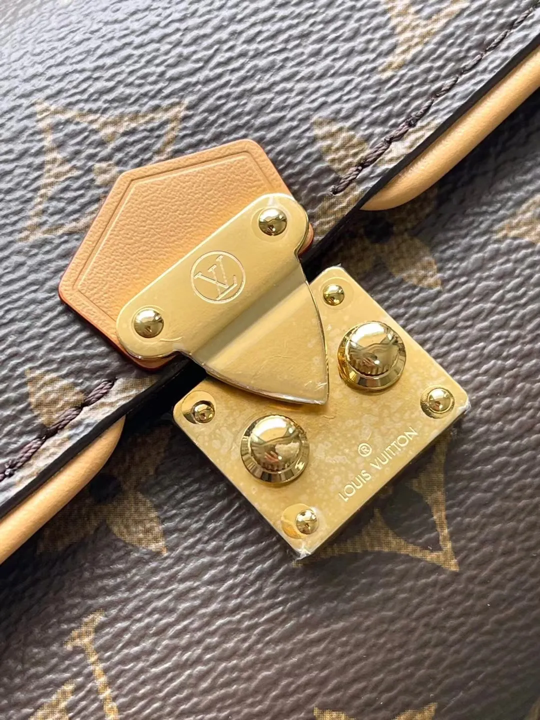 💰860 Top Original Order M13566 This Pochette Camille handbag is made of Monogram canvas, paying tribute to the original design that appeared in the Louis Vuitton 2000 spring and summer fashion show. The S-Lock buckle, LVCircle logo on the chain and contrasting WVN leather trim embody the brand's classic elements. The flexible and easy-to-wear construction can be worn cross-body, over the shoulder or by hand. Dimensions: 20.5 × 11 × 6 cm